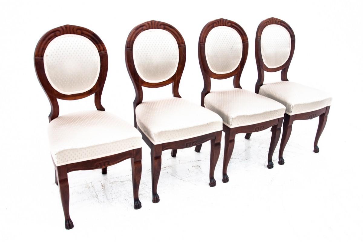 Antique lion's paw table with chairs, Northern Europe, around 1890.

Furniture in very good condition, after professional renovation. Chair seats and backrests covered with new fabric.

Dimensions:

Table: height 72 cm / length 129 cm / depth 81