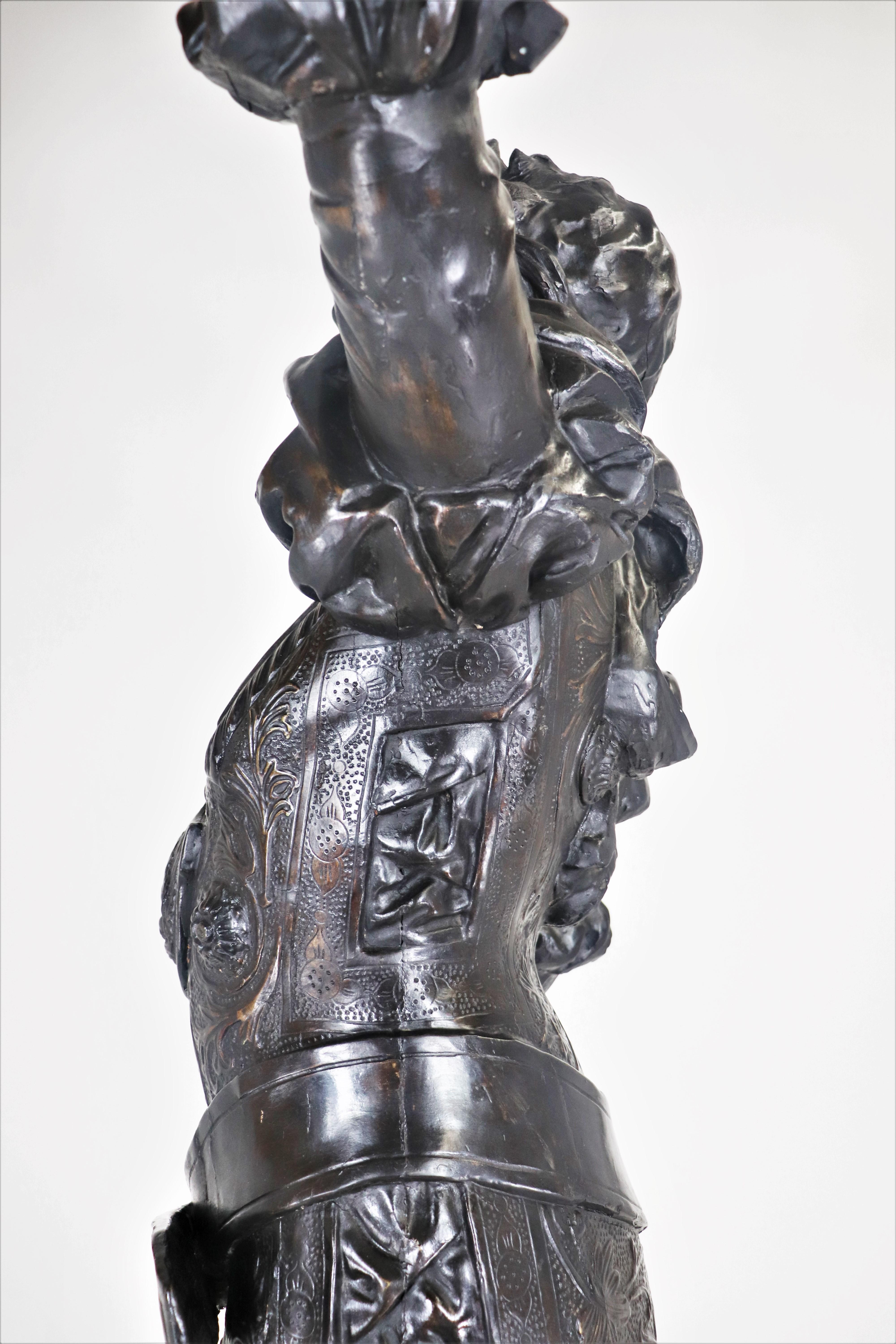 Escultura tallada italiana figurativa renacentista de finales del siglo XIX de tamaño natural en venta 10