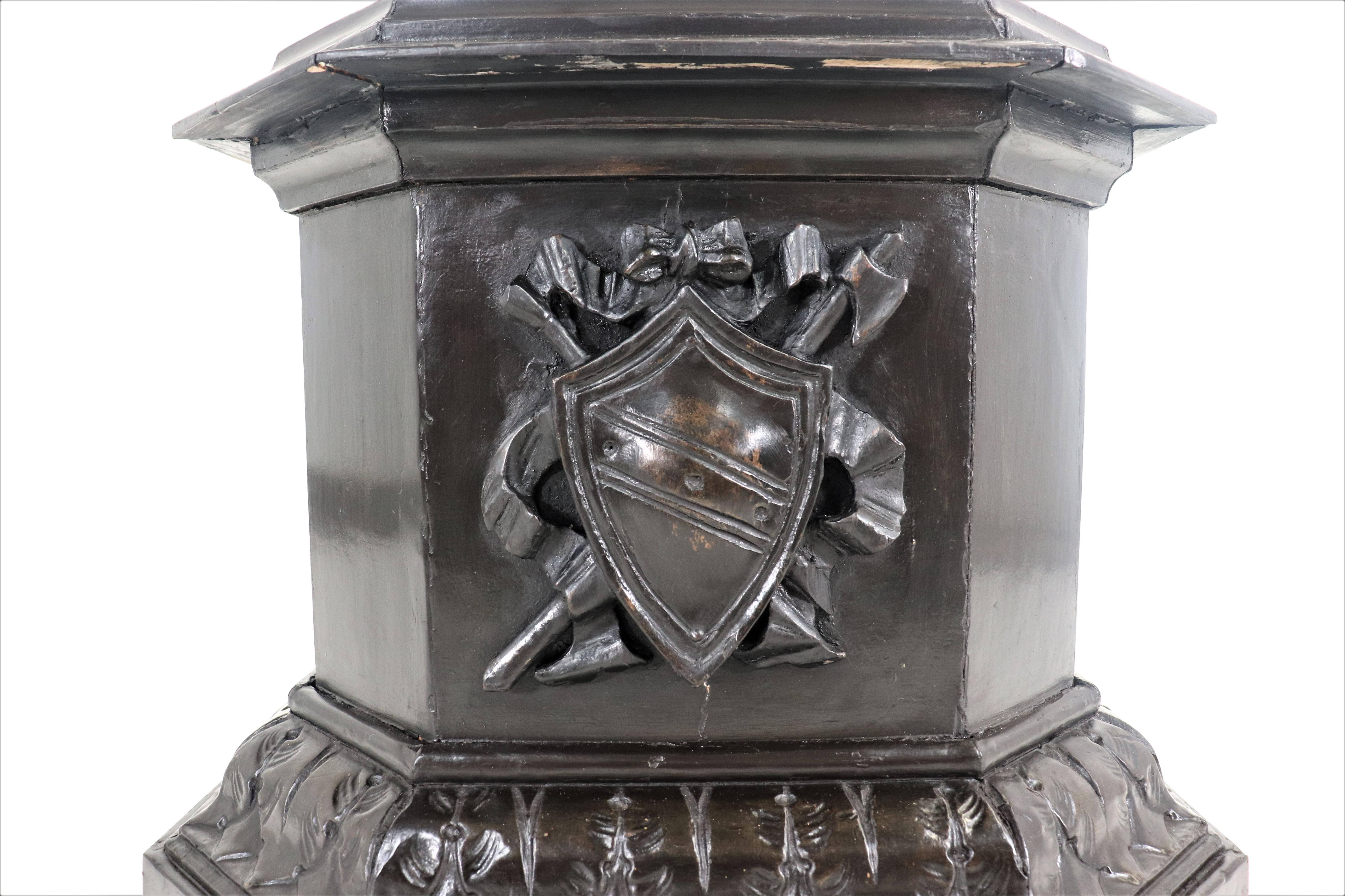 Escultura tallada italiana figurativa renacentista de finales del siglo XIX de tamaño natural en venta 1