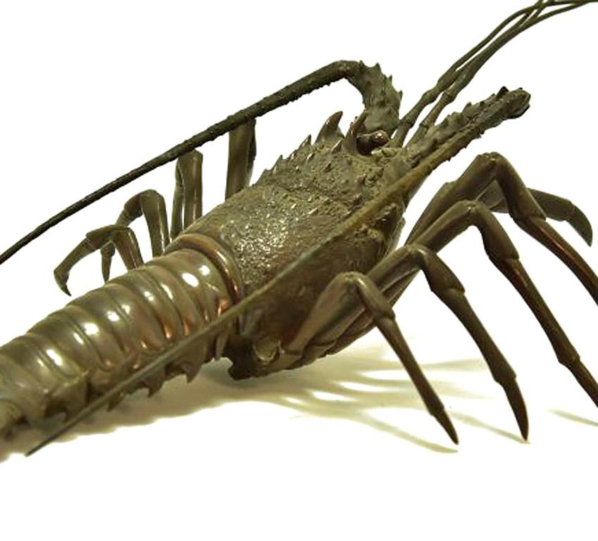 The superb Japanese bronze lobster from the Meiji period with remarkable details. Its dimensions are 38 cm long by 21 cm wide and 14 cm high. We can note some antennas slightly twisted but without gravity to straighten them just heat the metal