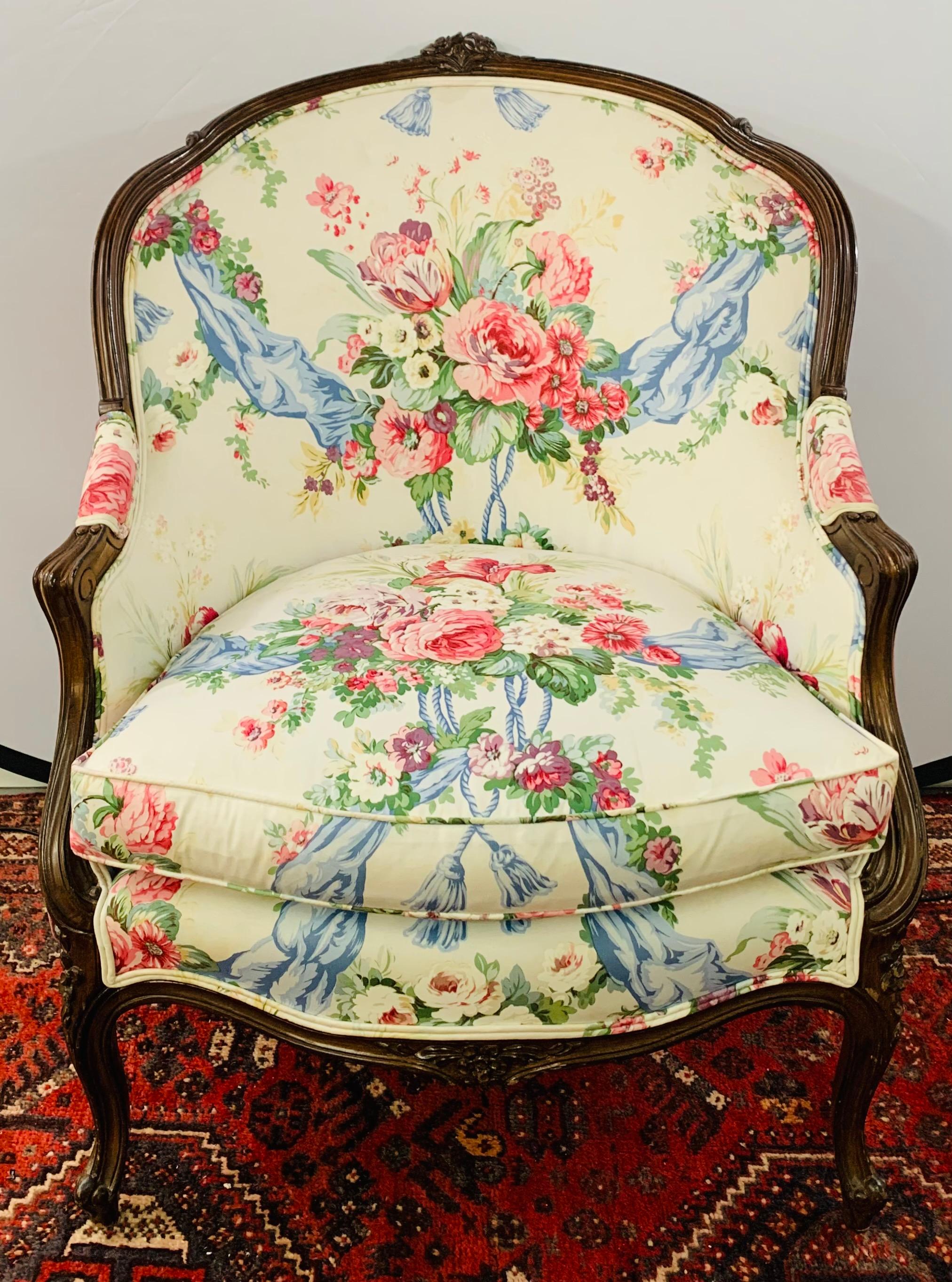 An exquisite pair of late 19th century Louis XV French bergère chairs. The frame of each chair is hand carved and present and decorated with flowers and scrolled acanthus leaves motifs. The legs are in a cabriole shape.
The flower patten patten