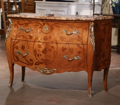 Commode Louis XV de la fin du XIXe siècle à dessus en marqueterie et bombes d'orfèvrerie