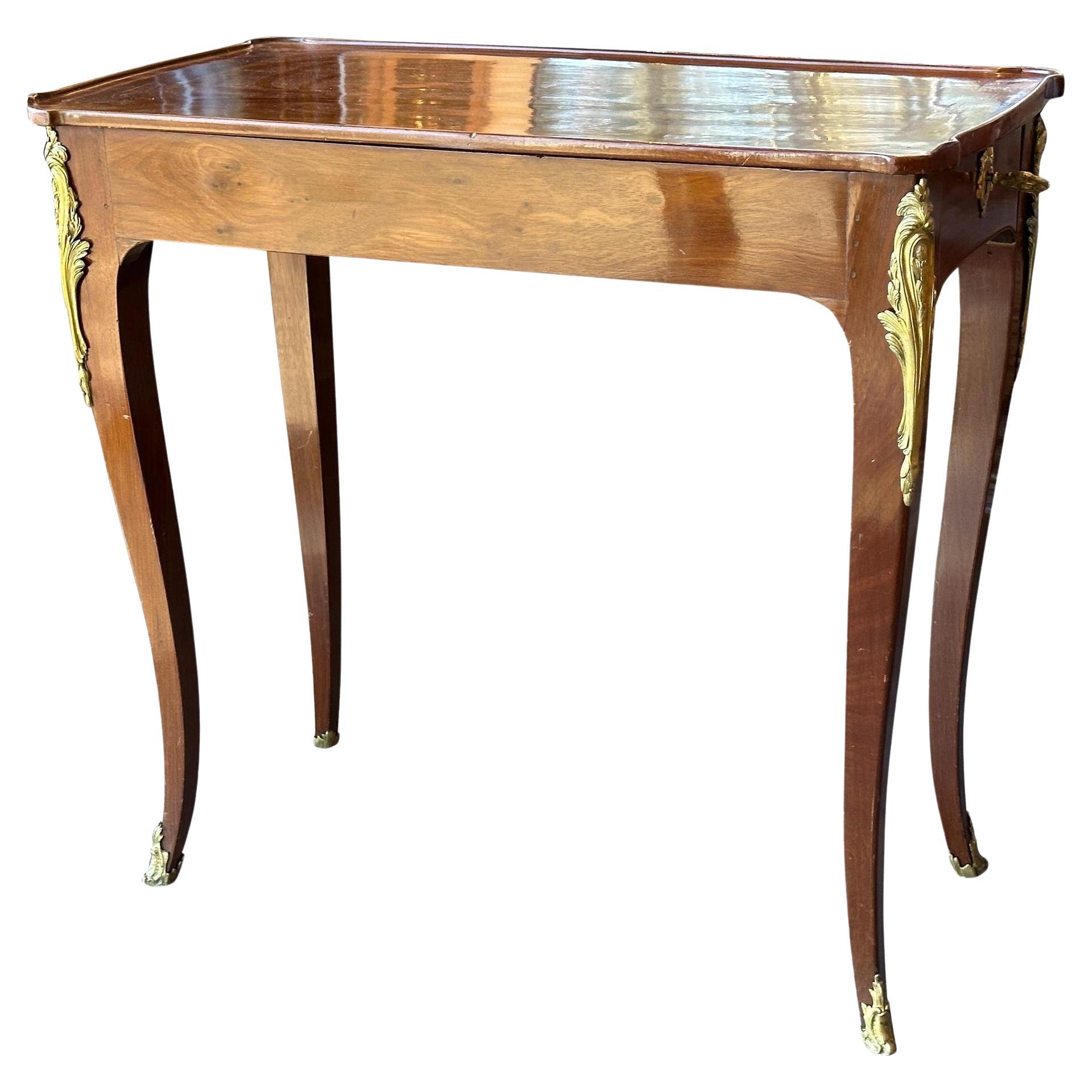 Table d'appoint Louis XV de la fin du XIXe siècle