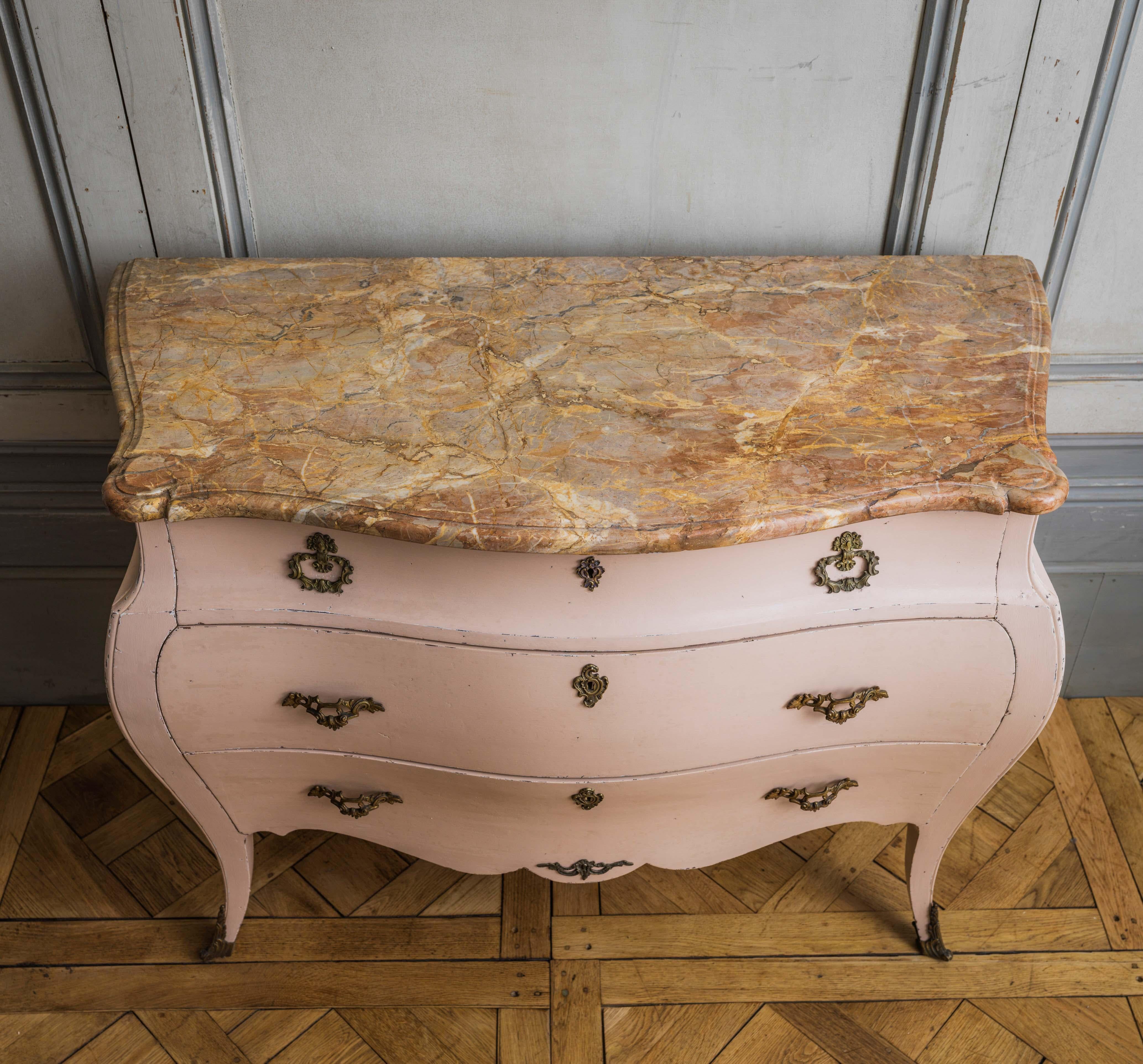 Late 19th Century Louis XV Style Bombe Chest of Drawers in Rose Pink Patina 5
