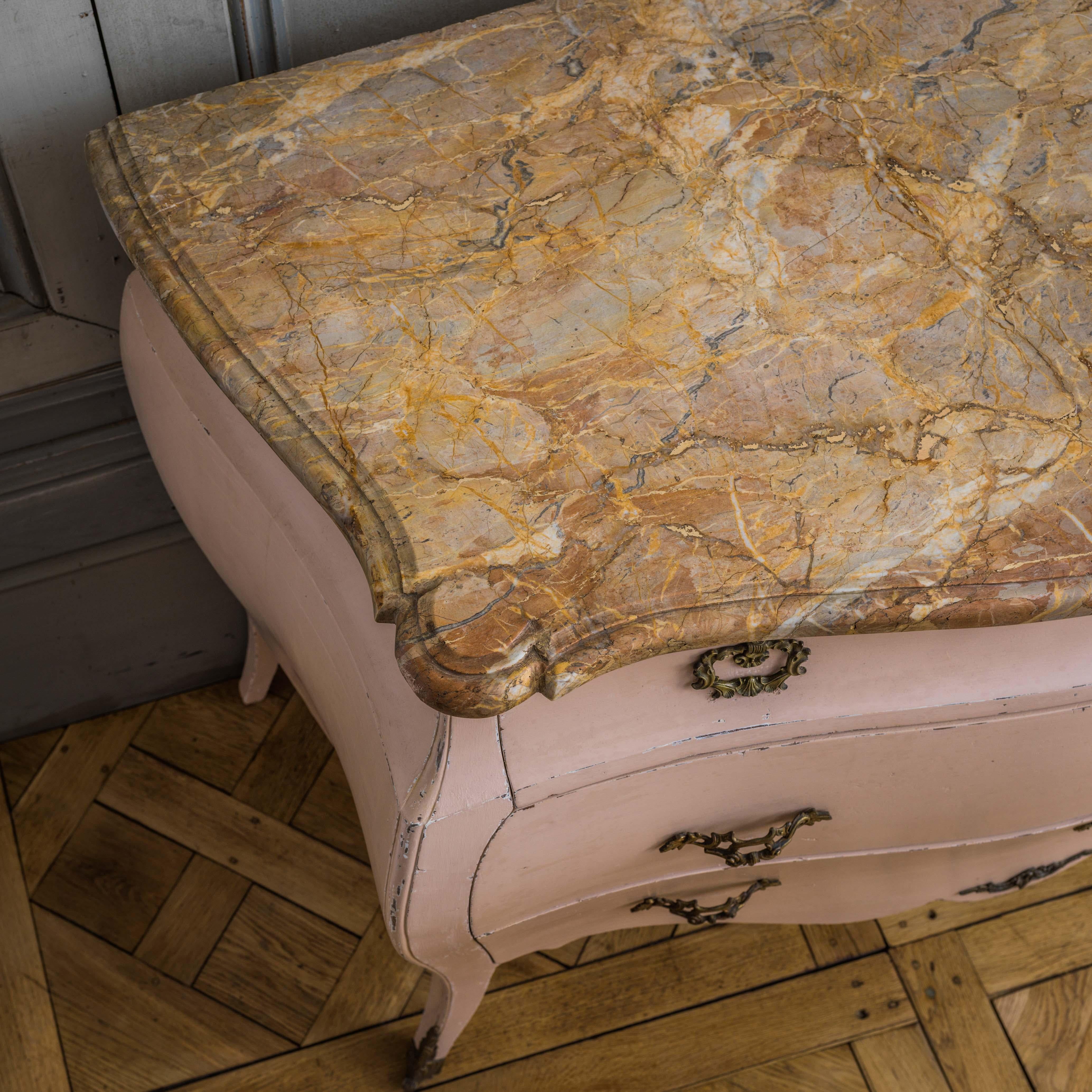 Late 19th Century Louis XV Style Bombe Chest of Drawers in Rose Pink Patina 6