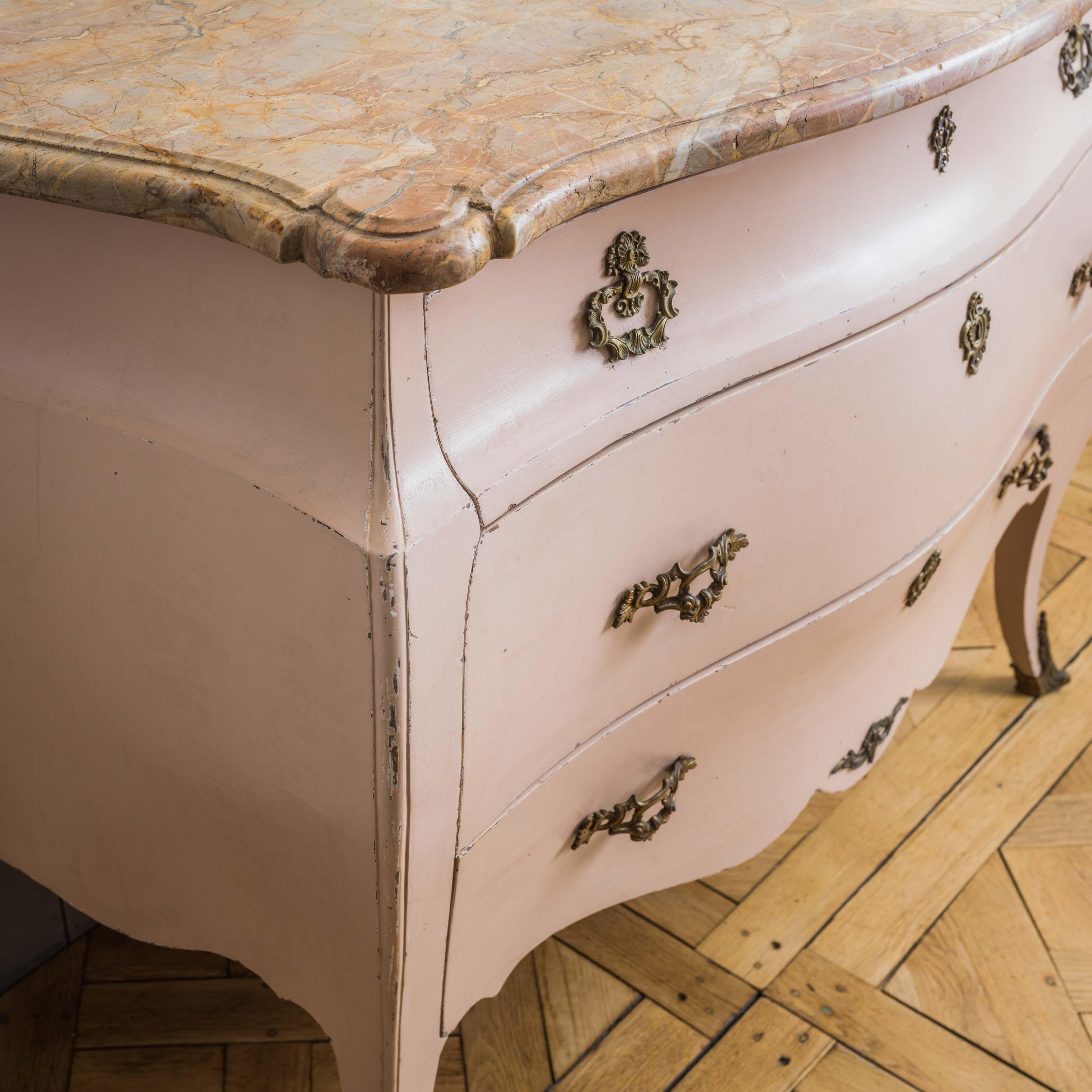 Late 19th Century Louis XV Style Bombe Chest of Drawers in Rose Pink Patina In Good Condition In London, Park Royal