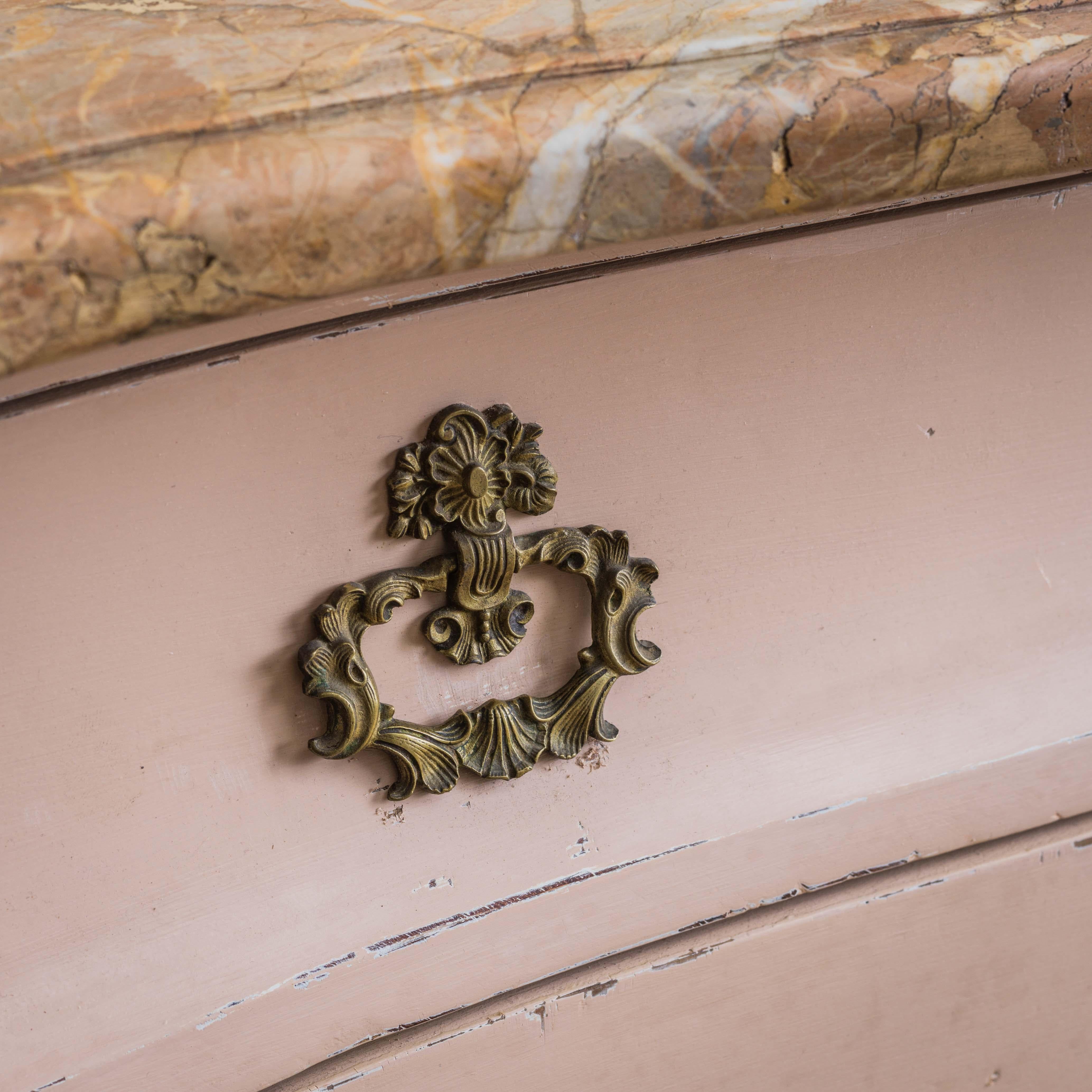 Late 19th Century Louis XV Style Bombe Chest of Drawers in Rose Pink Patina 2