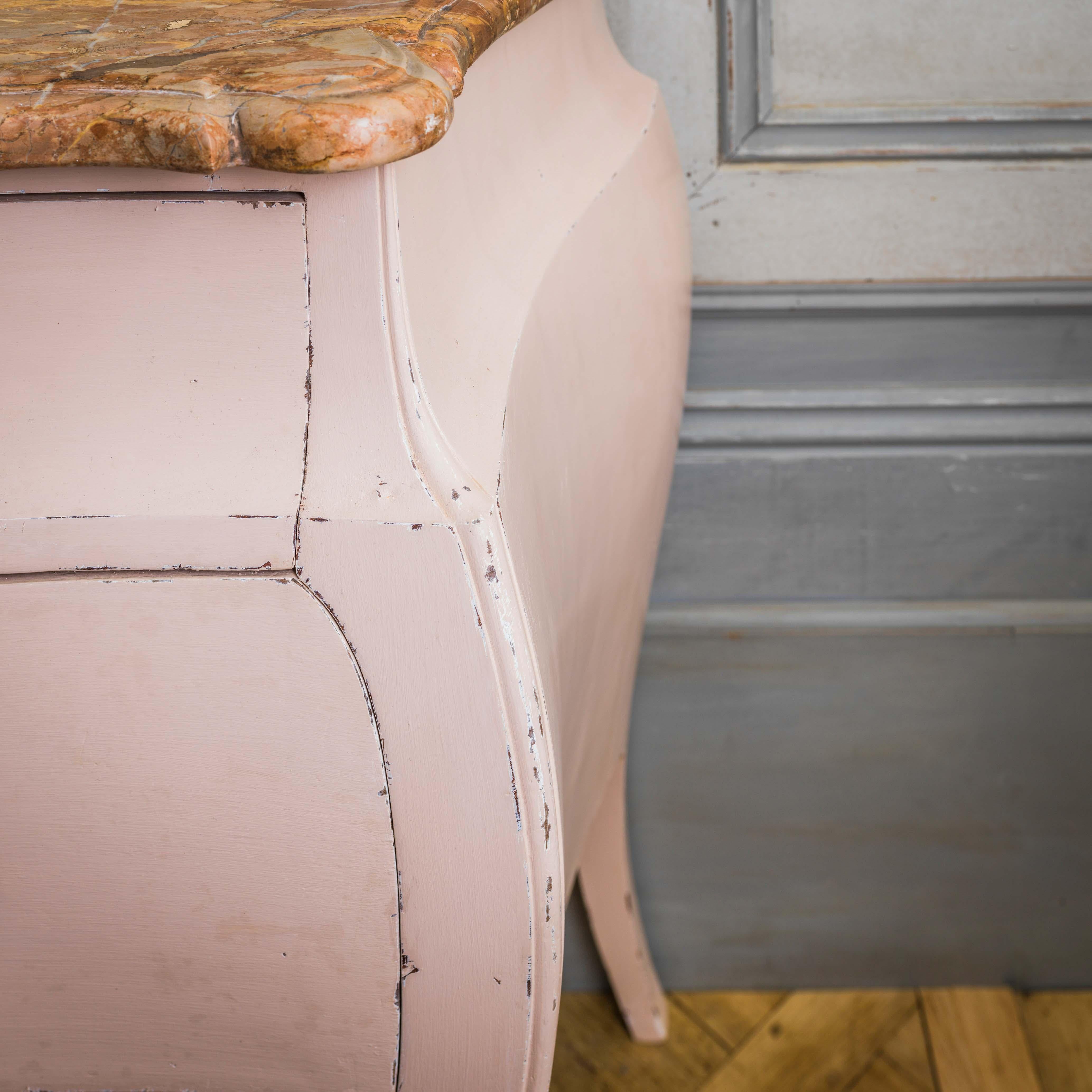 Late 19th Century Louis XV Style Bombe Chest of Drawers in Rose Pink Patina 3