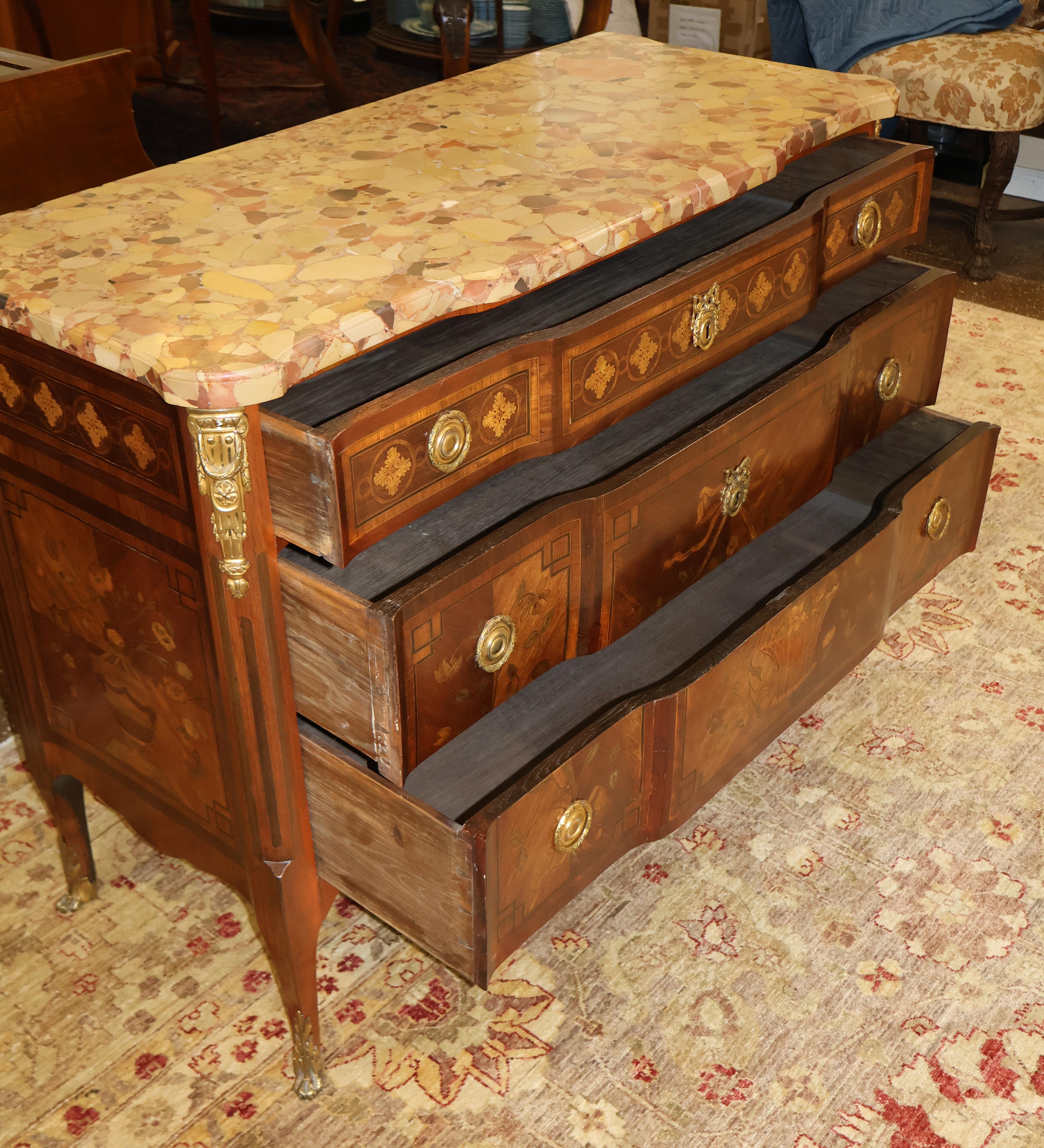 Commode commode française de style Louis XV de la fin du XIXe siècle avec dessus en marbre incrusté en vente 6