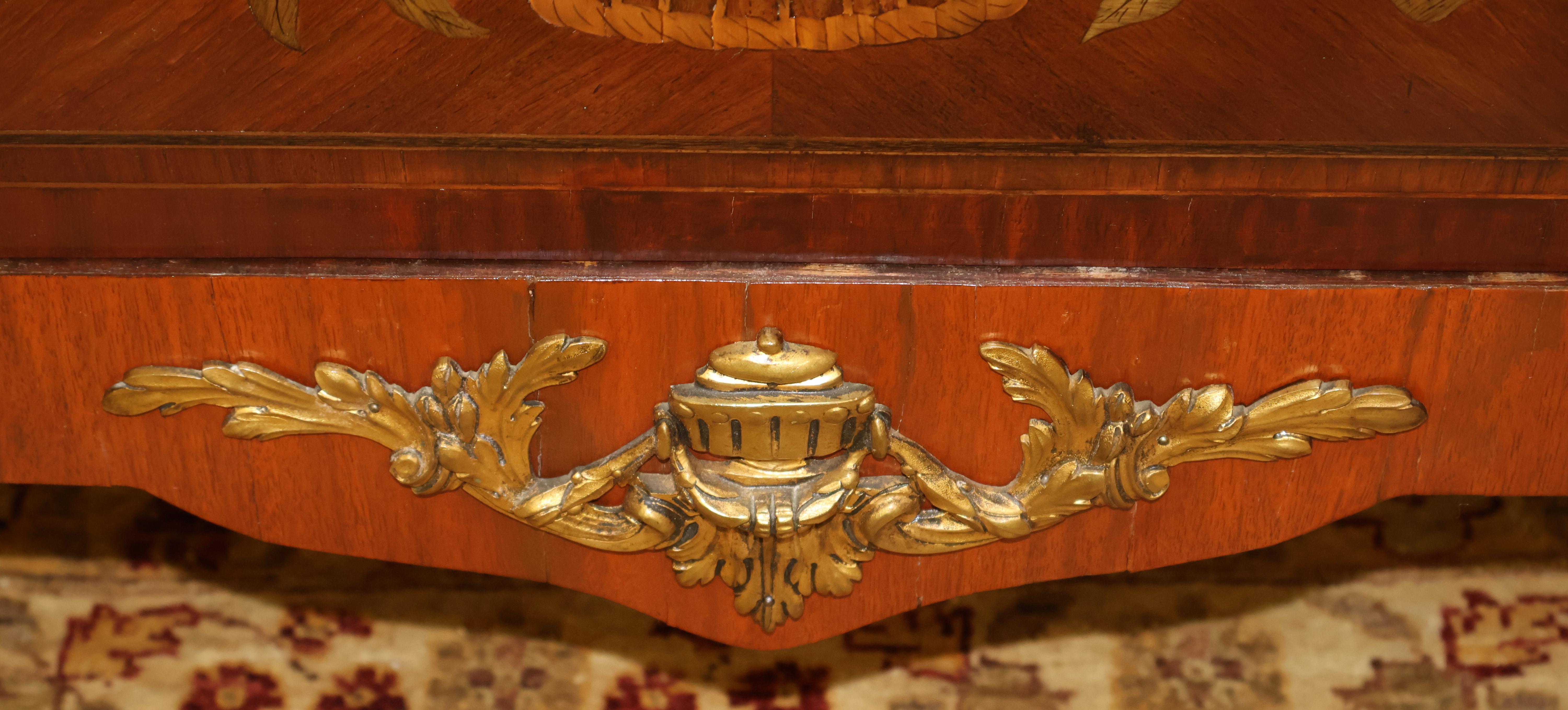 Commode commode française de style Louis XV de la fin du XIXe siècle avec dessus en marbre incrusté en vente 10