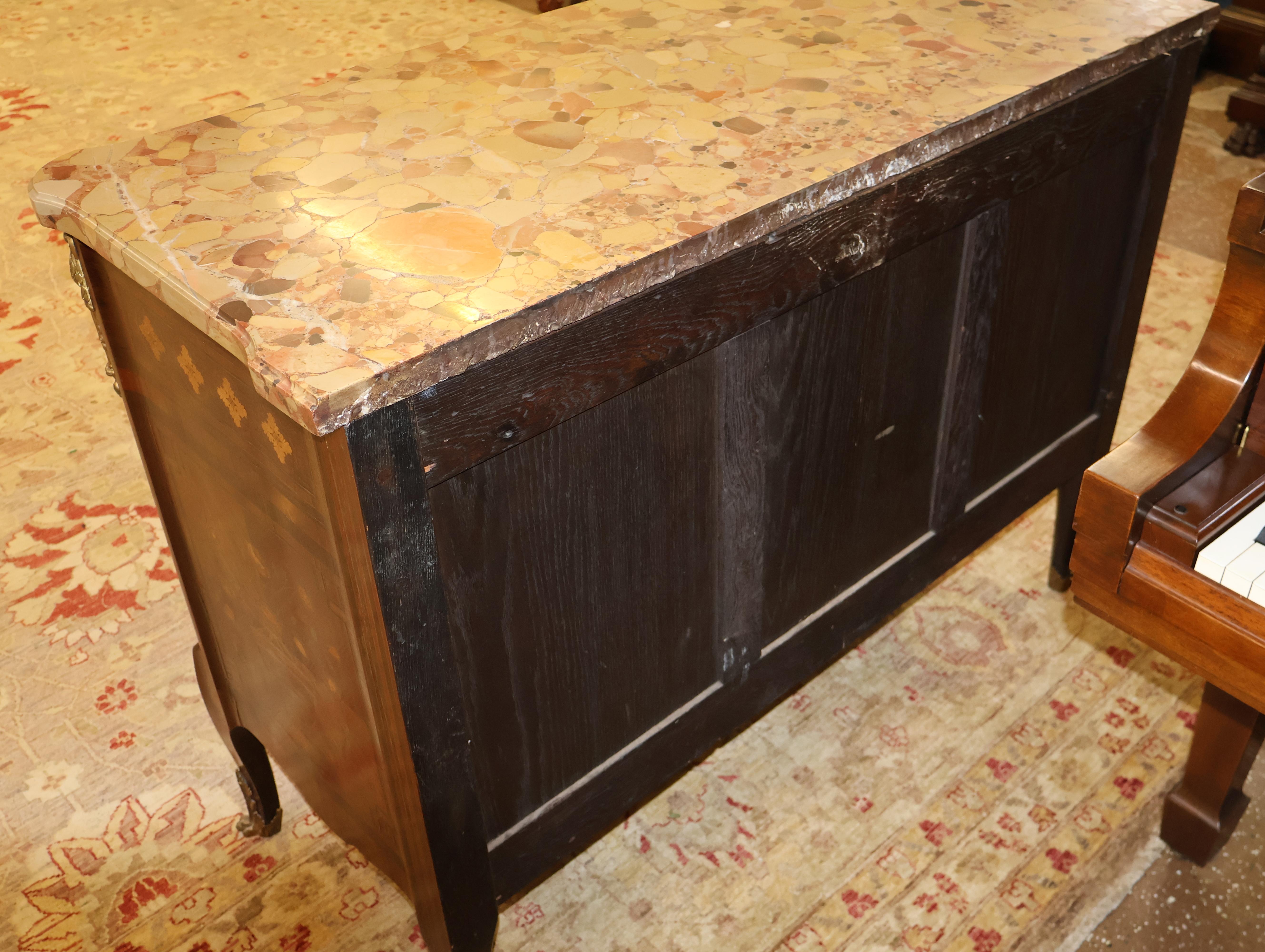 Commode commode française de style Louis XV de la fin du XIXe siècle avec dessus en marbre incrusté en vente 12
