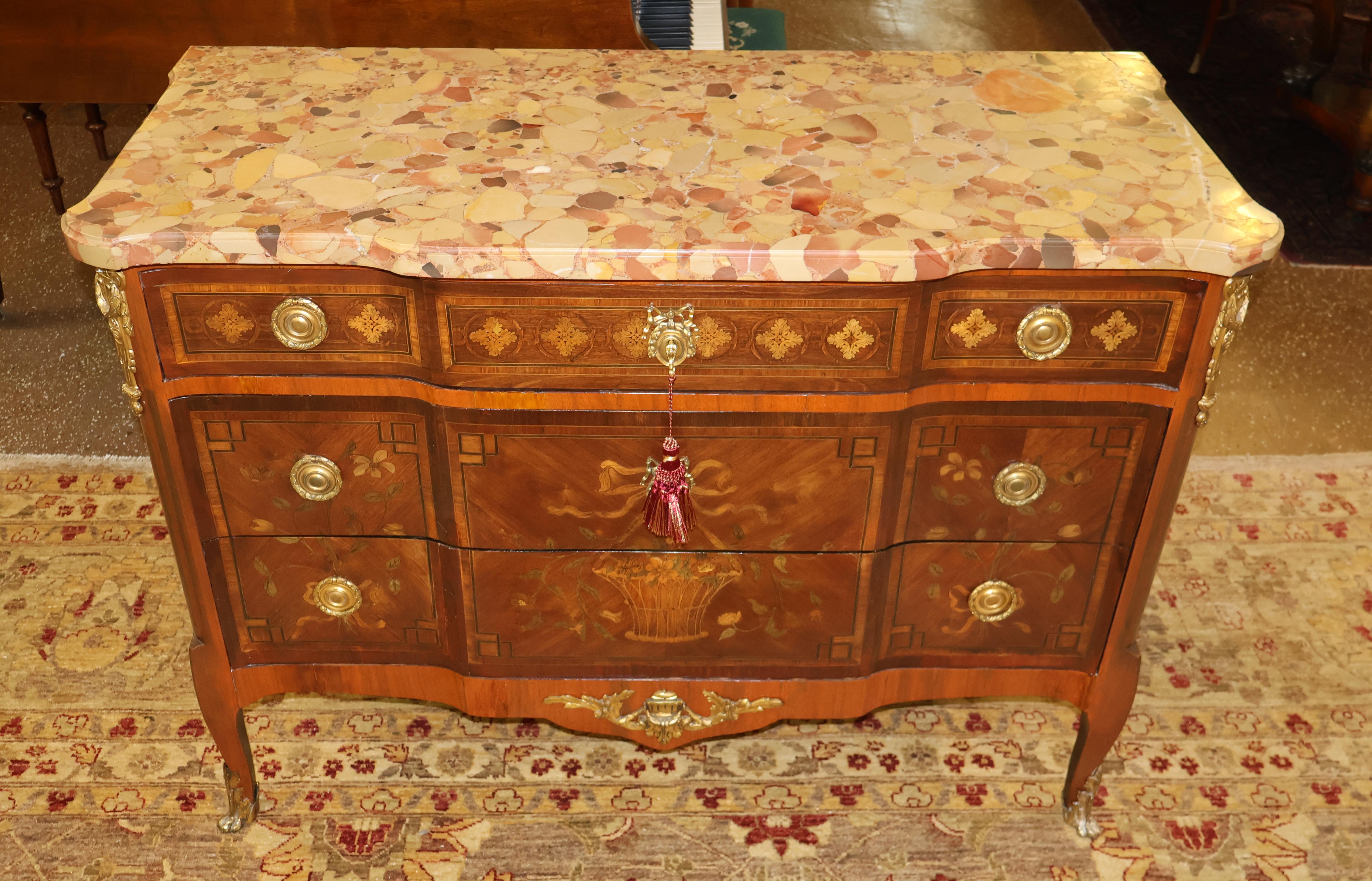 Fin du 19ème siècle Style Louis XVI Français Marqueterie Commode Commode Coffre

Dimensions : 47.5