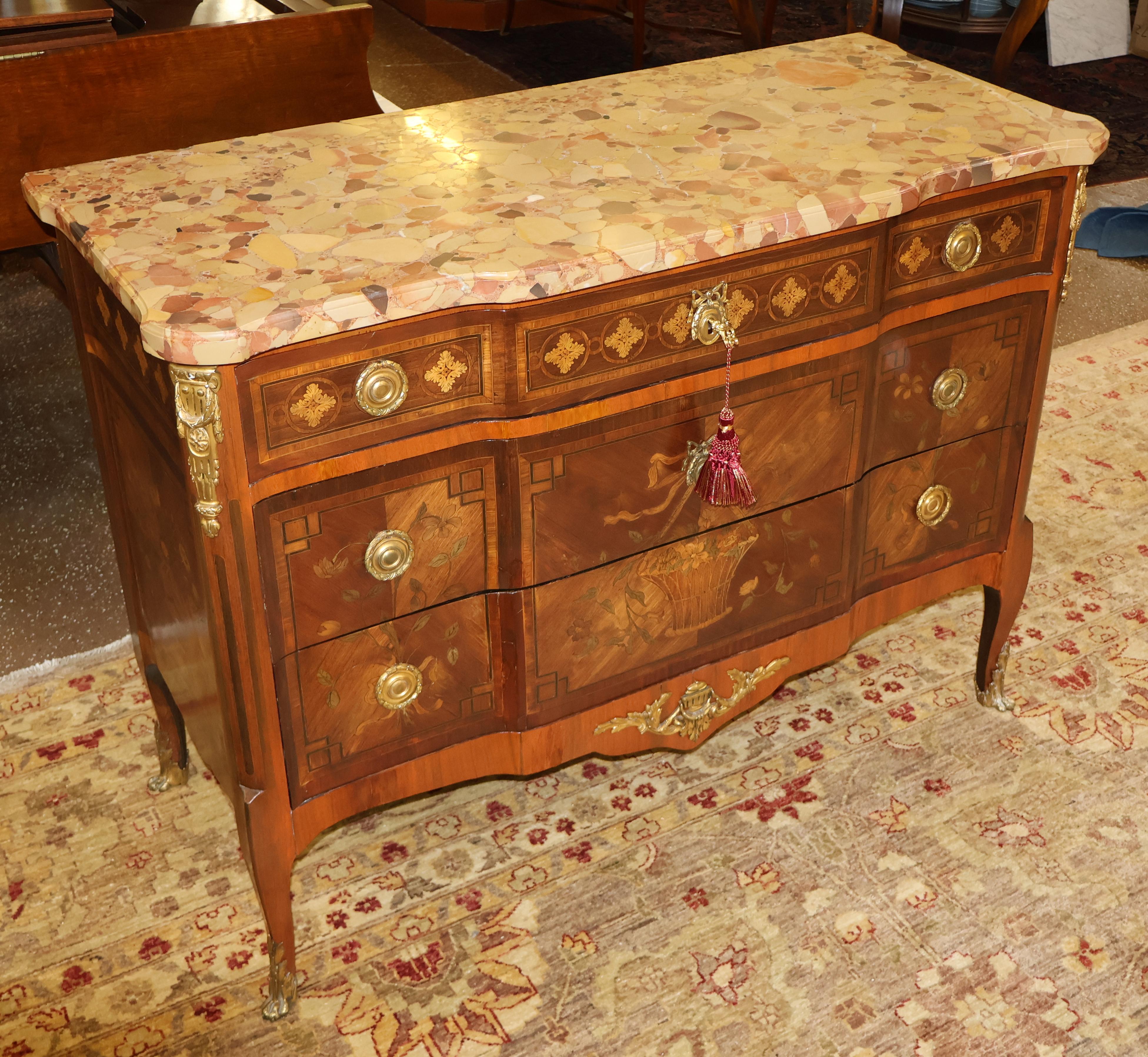 Français Commode commode française de style Louis XV de la fin du XIXe siècle avec dessus en marbre incrusté en vente