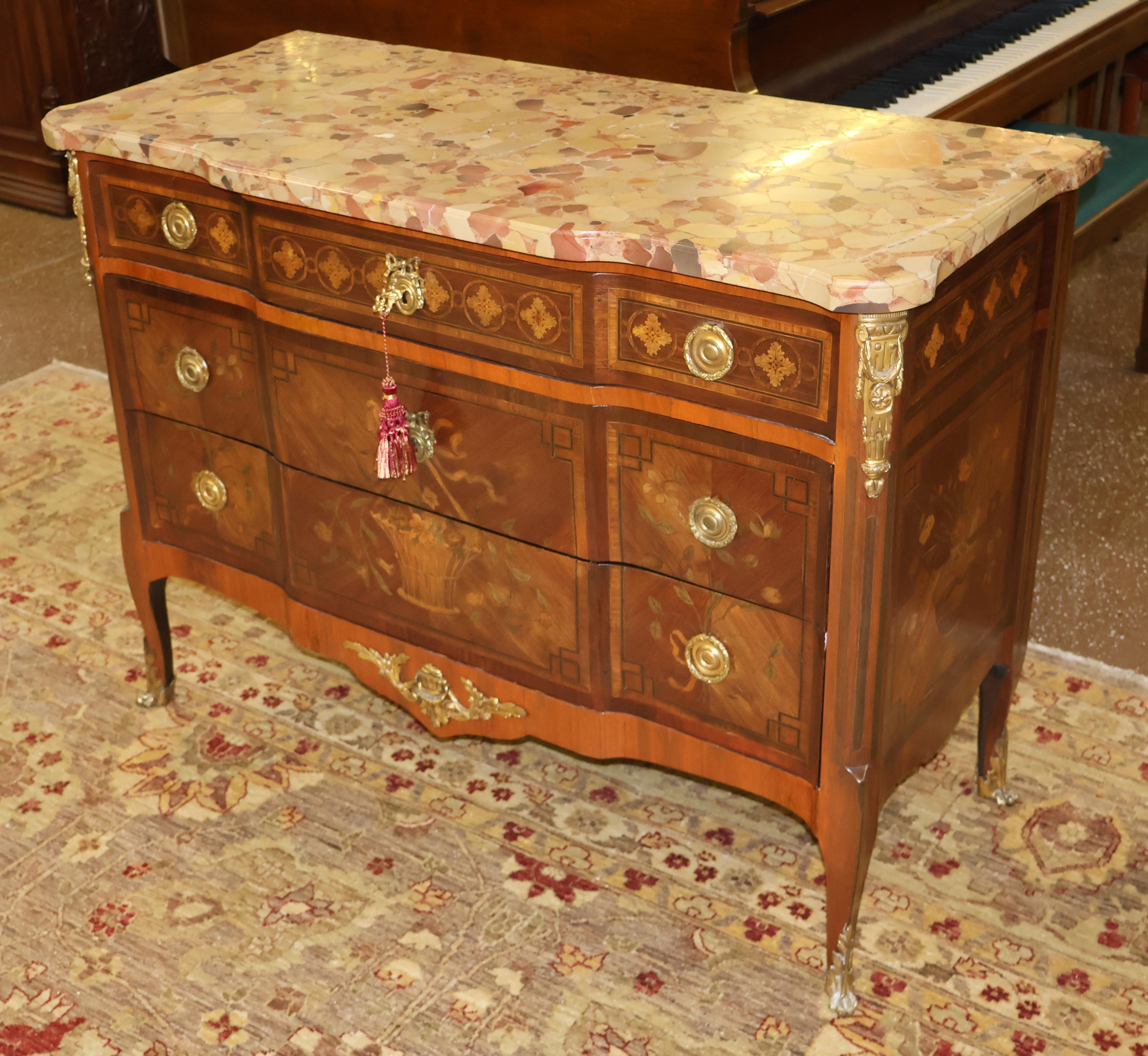 Commode commode française de style Louis XV de la fin du XIXe siècle avec dessus en marbre incrusté Bon état - En vente à Long Branch, NJ