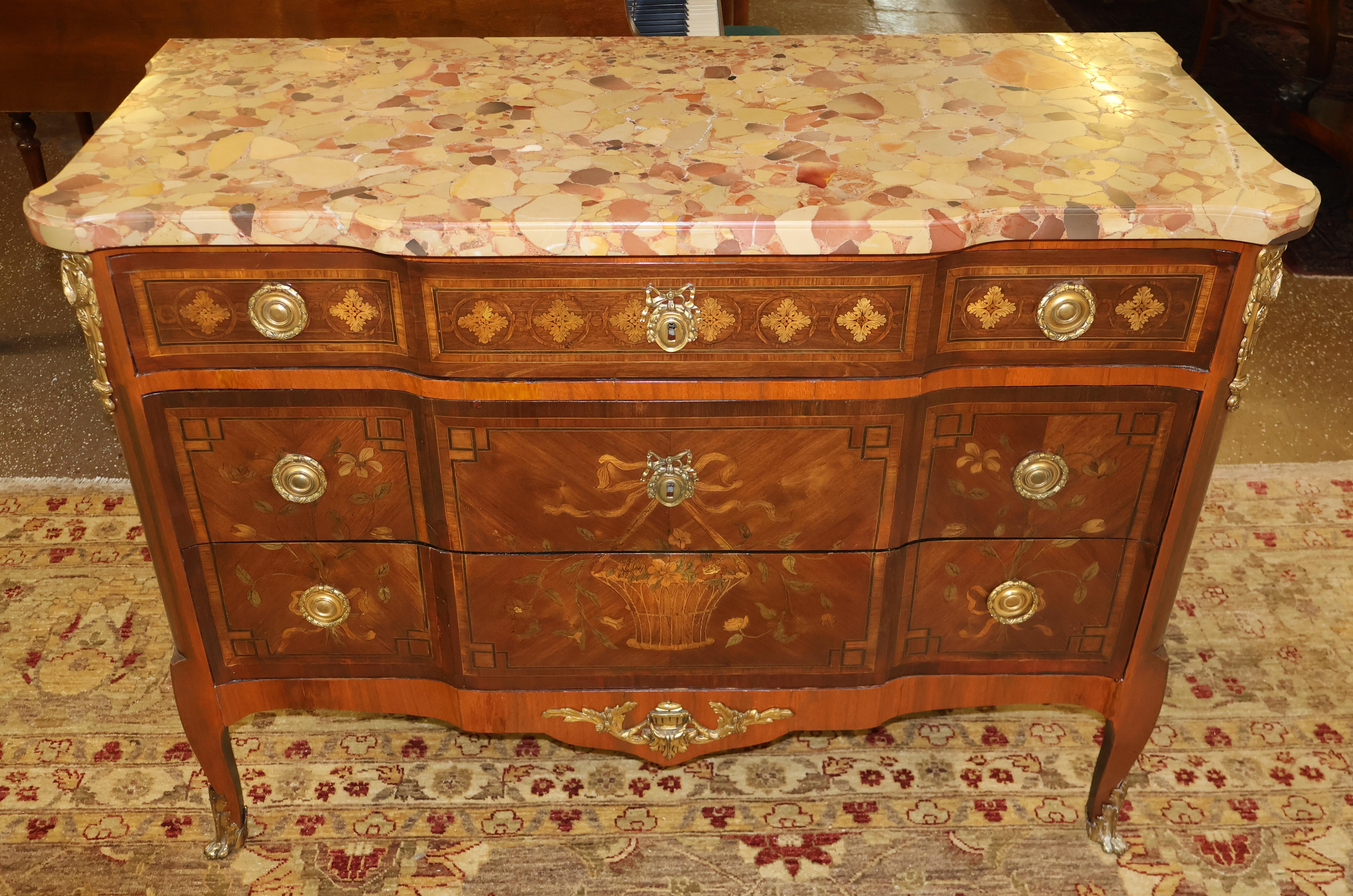 Bois de violette Commode commode française de style Louis XV de la fin du XIXe siècle avec dessus en marbre incrusté en vente