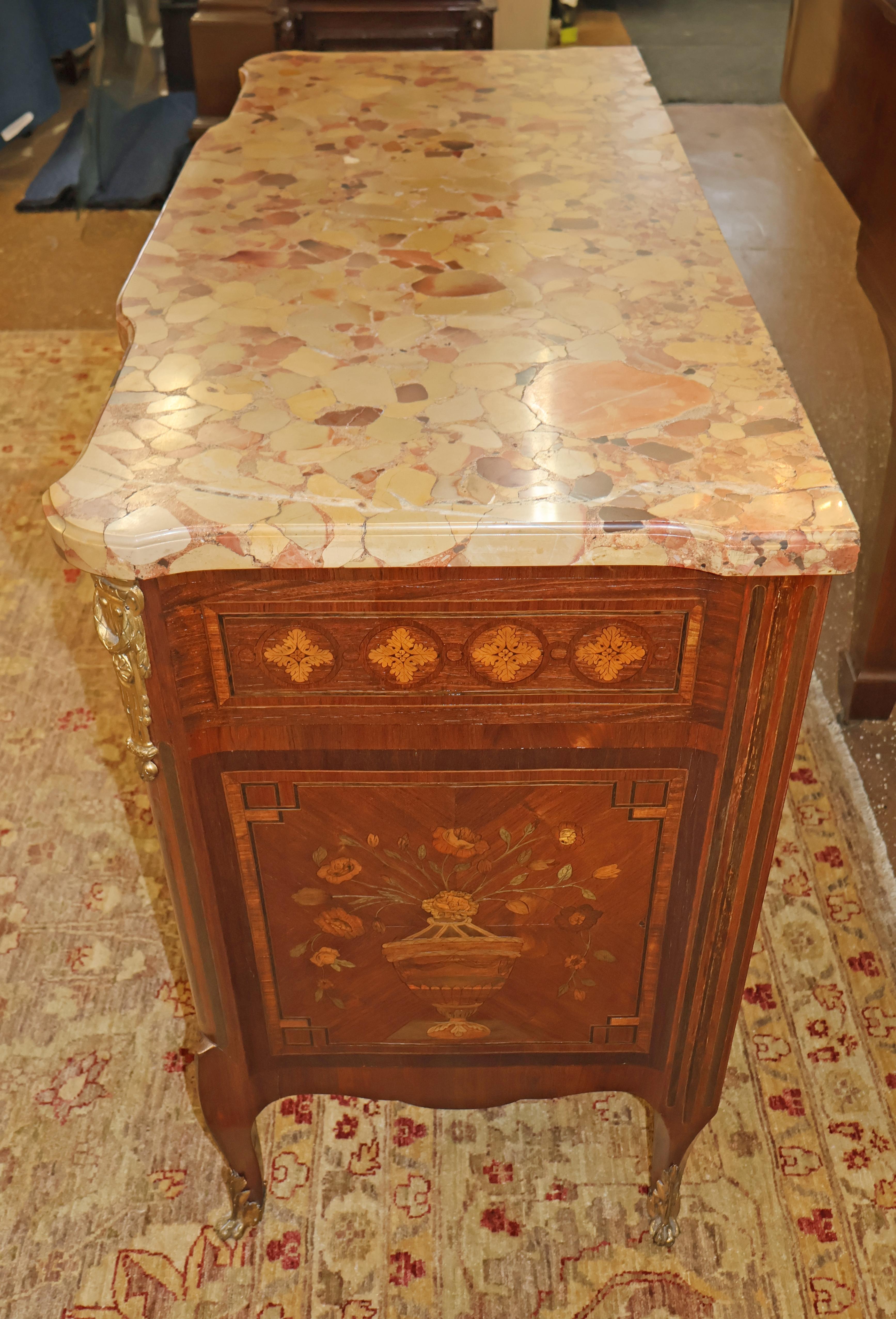 Commode commode française de style Louis XV de la fin du XIXe siècle avec dessus en marbre incrusté en vente 1