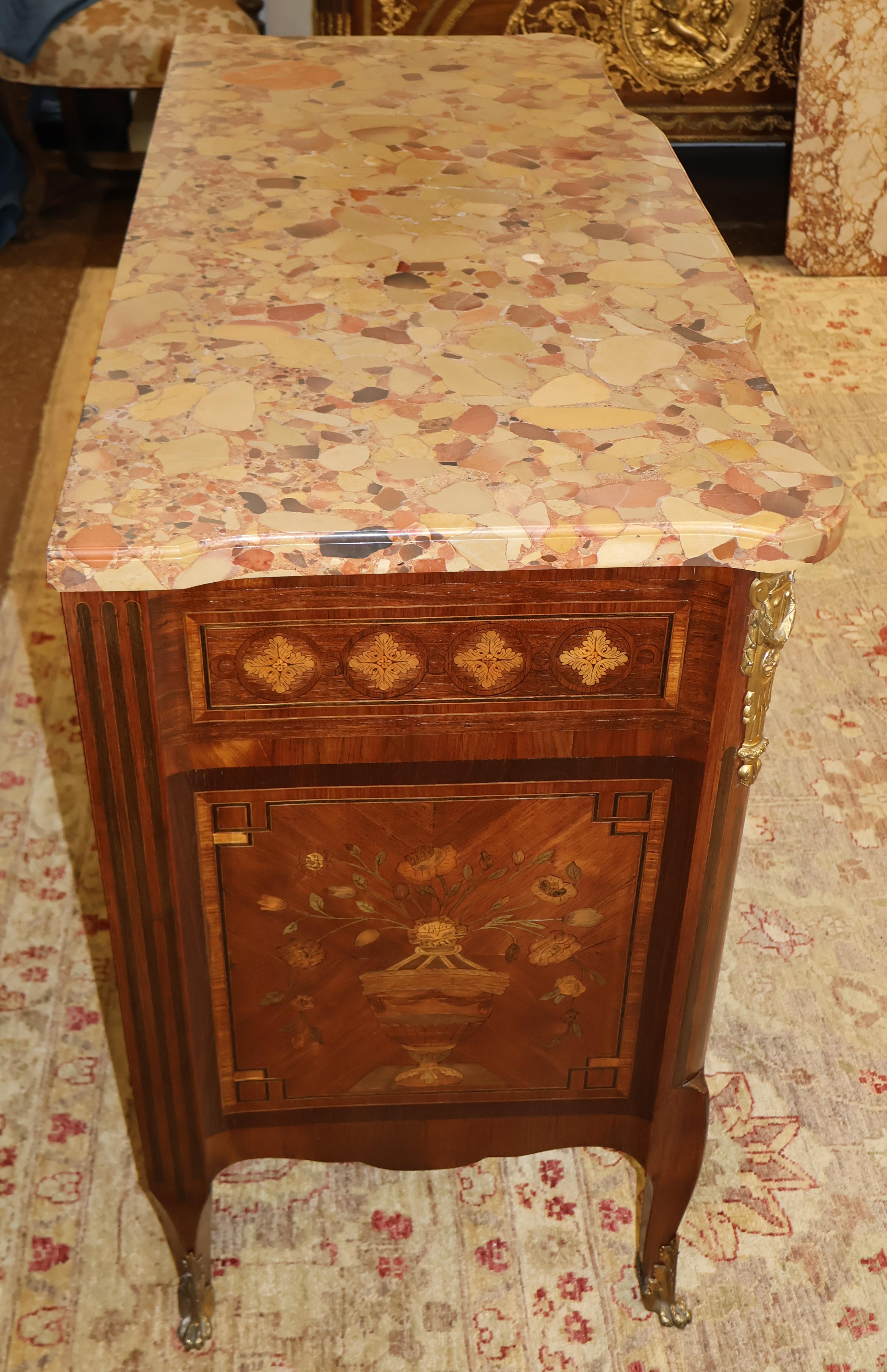 Commode commode française de style Louis XV de la fin du XIXe siècle avec dessus en marbre incrusté en vente 2