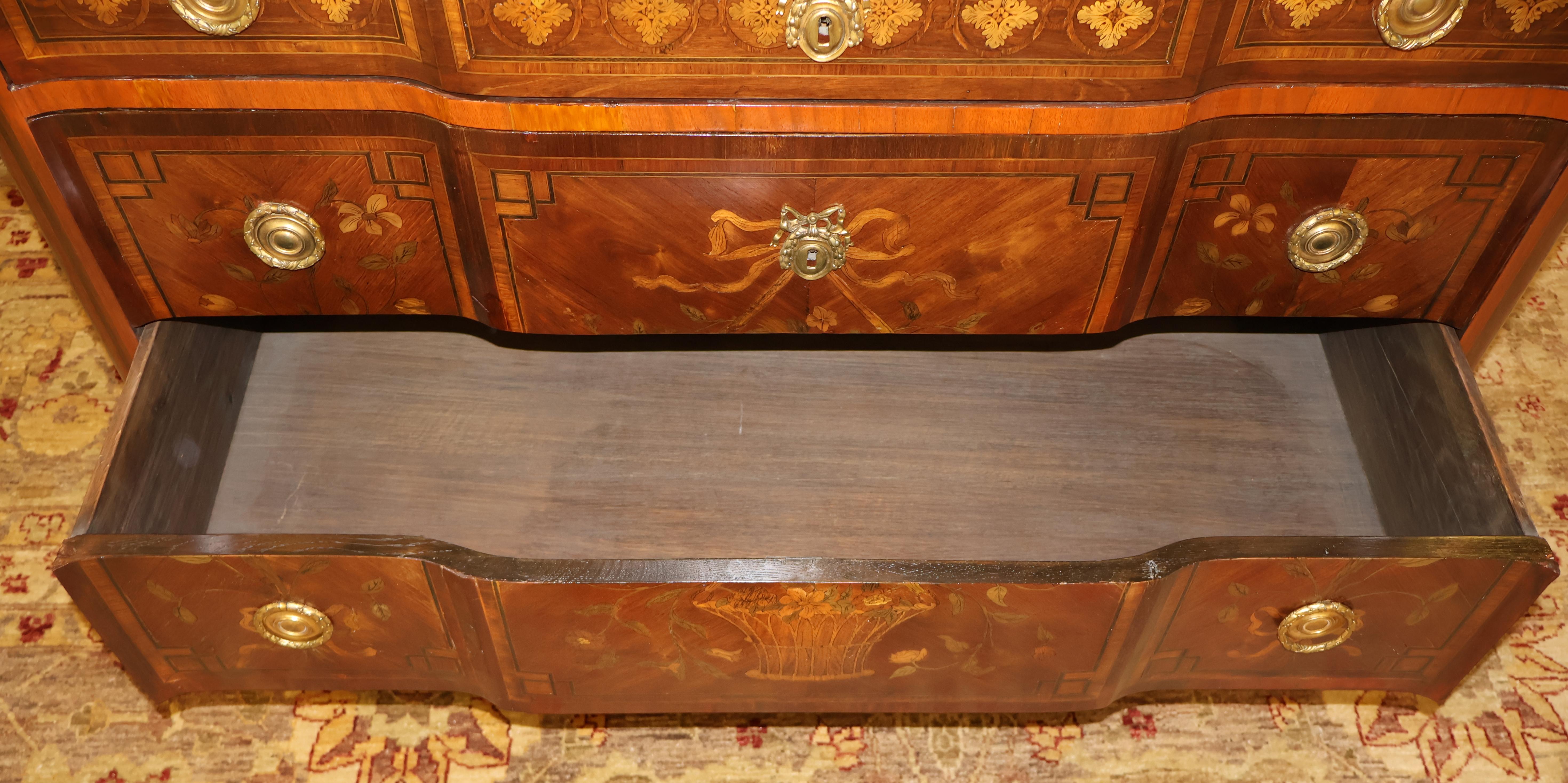 Commode commode française de style Louis XV de la fin du XIXe siècle avec dessus en marbre incrusté en vente 3