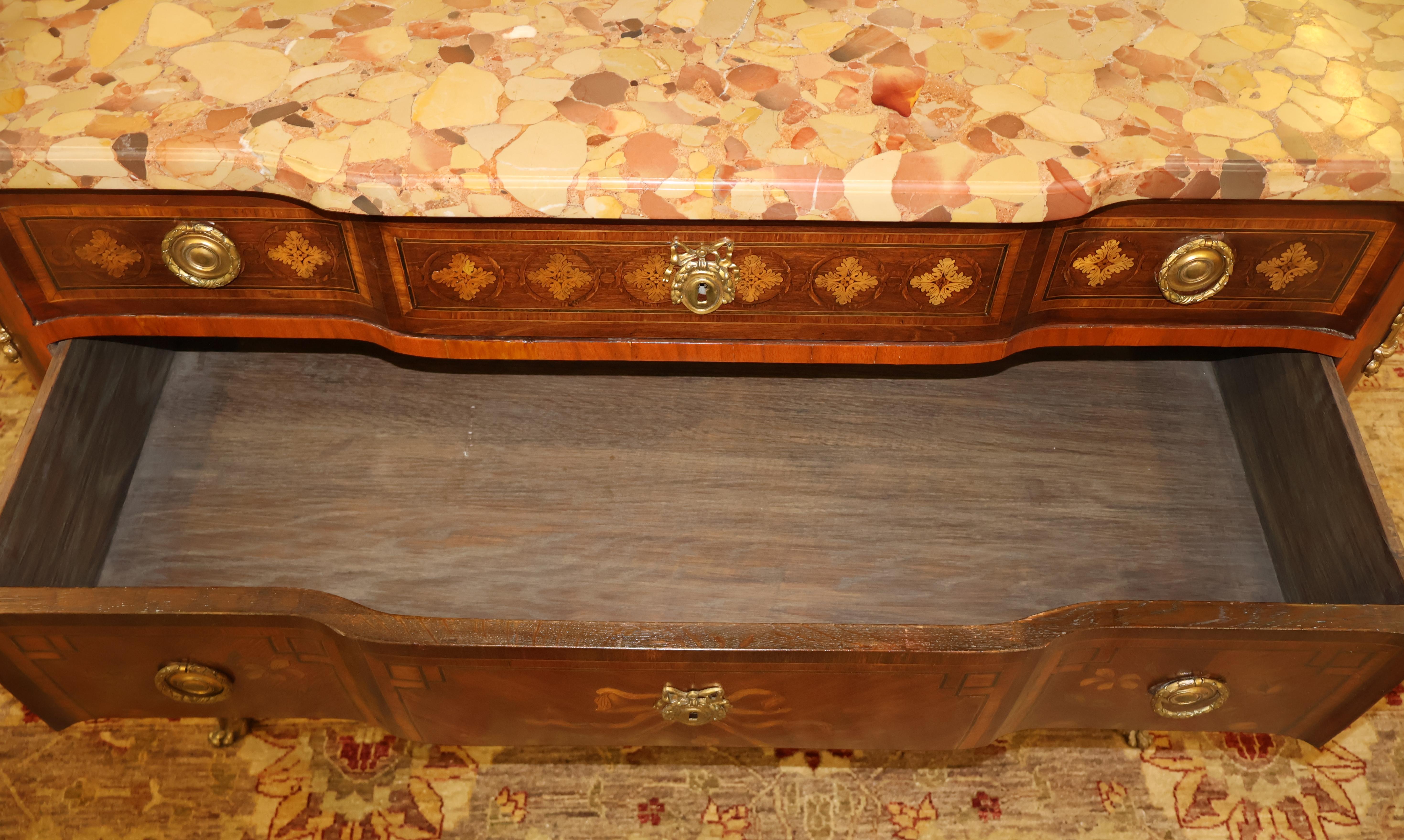 Commode commode française de style Louis XV de la fin du XIXe siècle avec dessus en marbre incrusté en vente 4