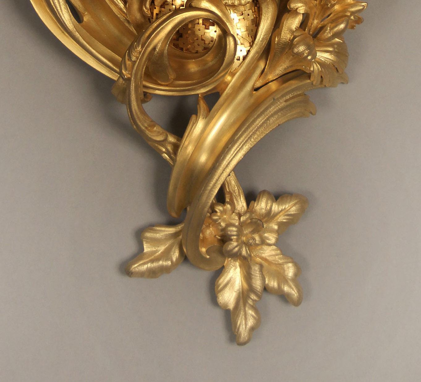 Français Belle horloge de cartel en bronze doré de la fin du XIXe siècle de style Louis XV par Paul Sormani en vente