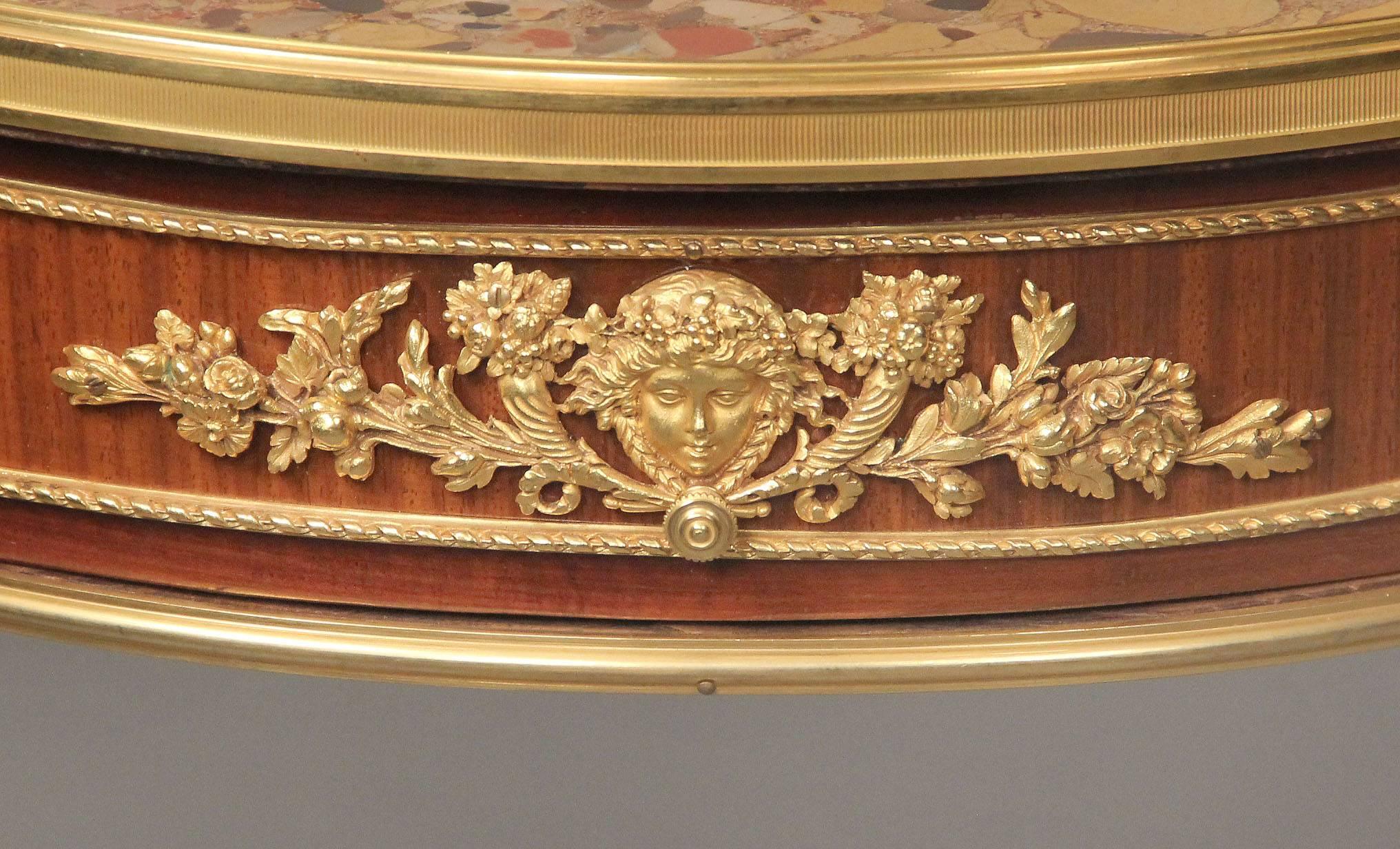 Table de lampe de style Louis XV de la fin du 19e siècle, de qualité fantastique, montée sur du bronze doré

Le plateau circulaire en marbre est surmonté d'un seul tiroir appliqué d'un masque féminin encadré d'une corne d'abondance et de fleurs