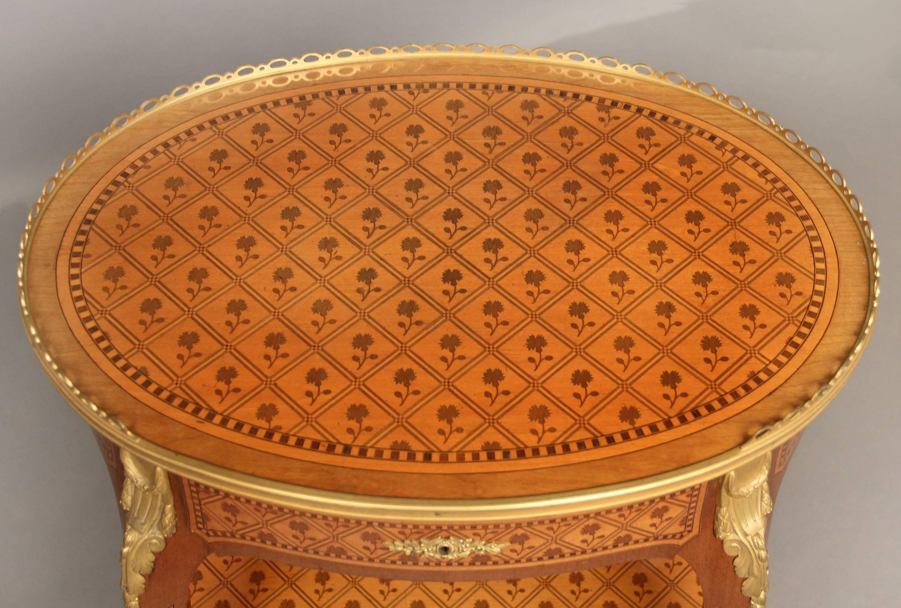 Une belle table d'appoint de style Louis XV de la fin du 19e siècle, montée en bronze doré et en marqueterie

La table à deux niveaux avec un plateau en marqueterie florale à galerie percée au-dessus d'un seul tiroir.