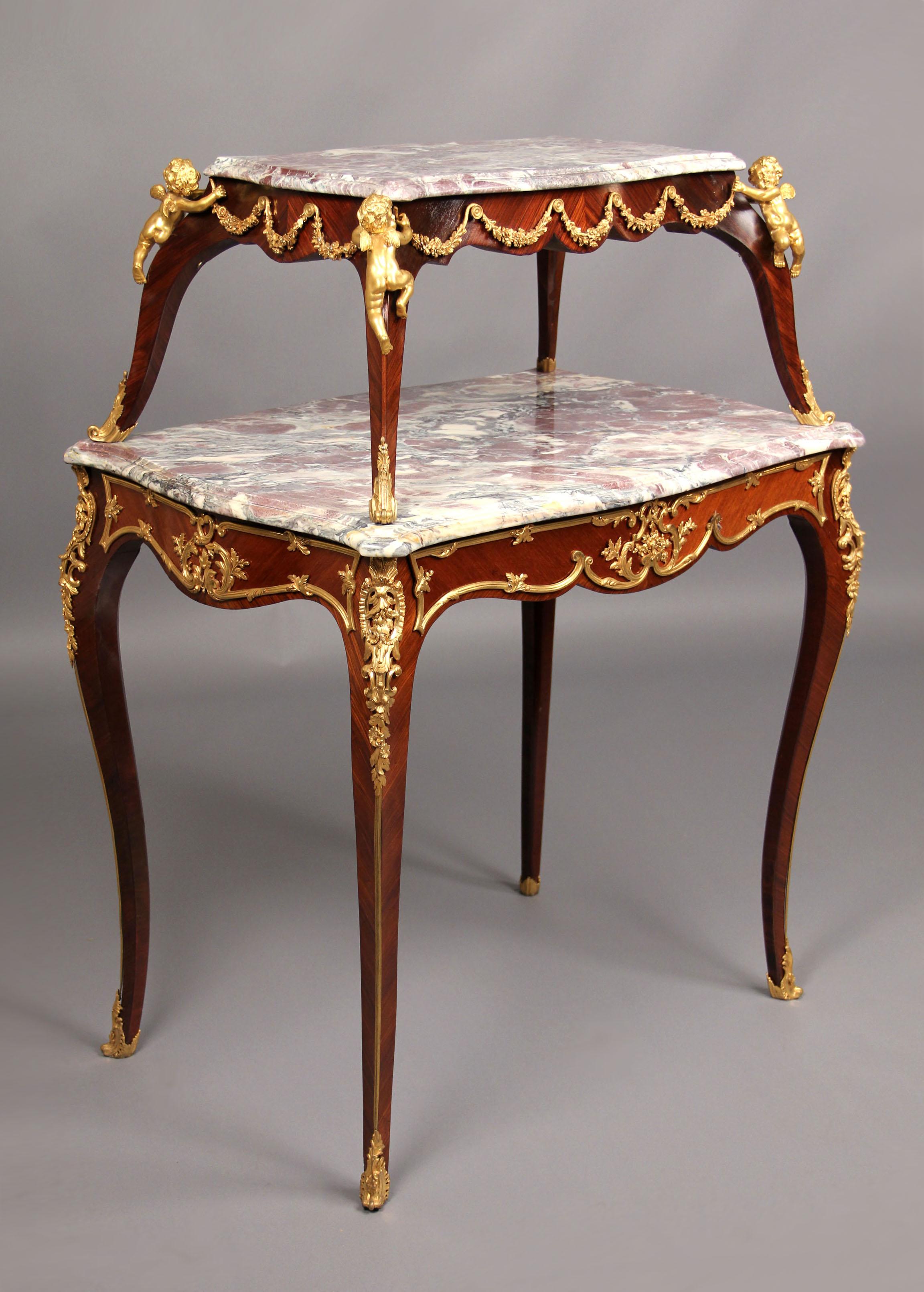 Preciosa mesa de té de madera de rey montada en bronce dorado estilo Luis XV de finales del siglo XIX con querubines de Theodore Millet

Teodoro Millet

Cada sección tiene una encimera de mármol breche violette moldeado, cada esquina con un putti