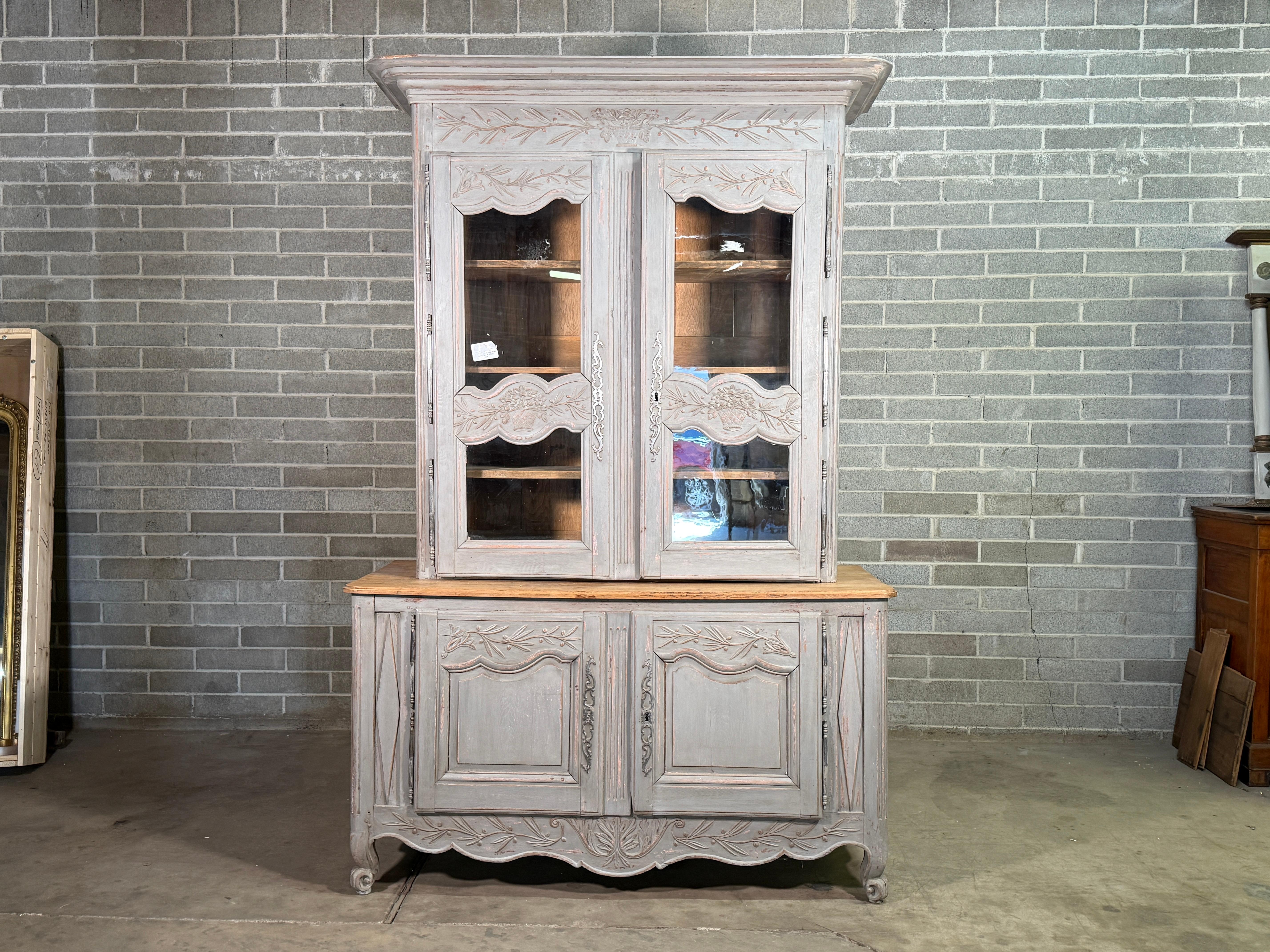 Buffet di porcellana provenzale in stile Luigi XV della fine del XIX secolo 
Bellissimo pezzo acquistato in Francia
Usura appropriata all'età, vedi foto dettagliate. 
Inviaci un messaggio per qualsiasi domanda. 