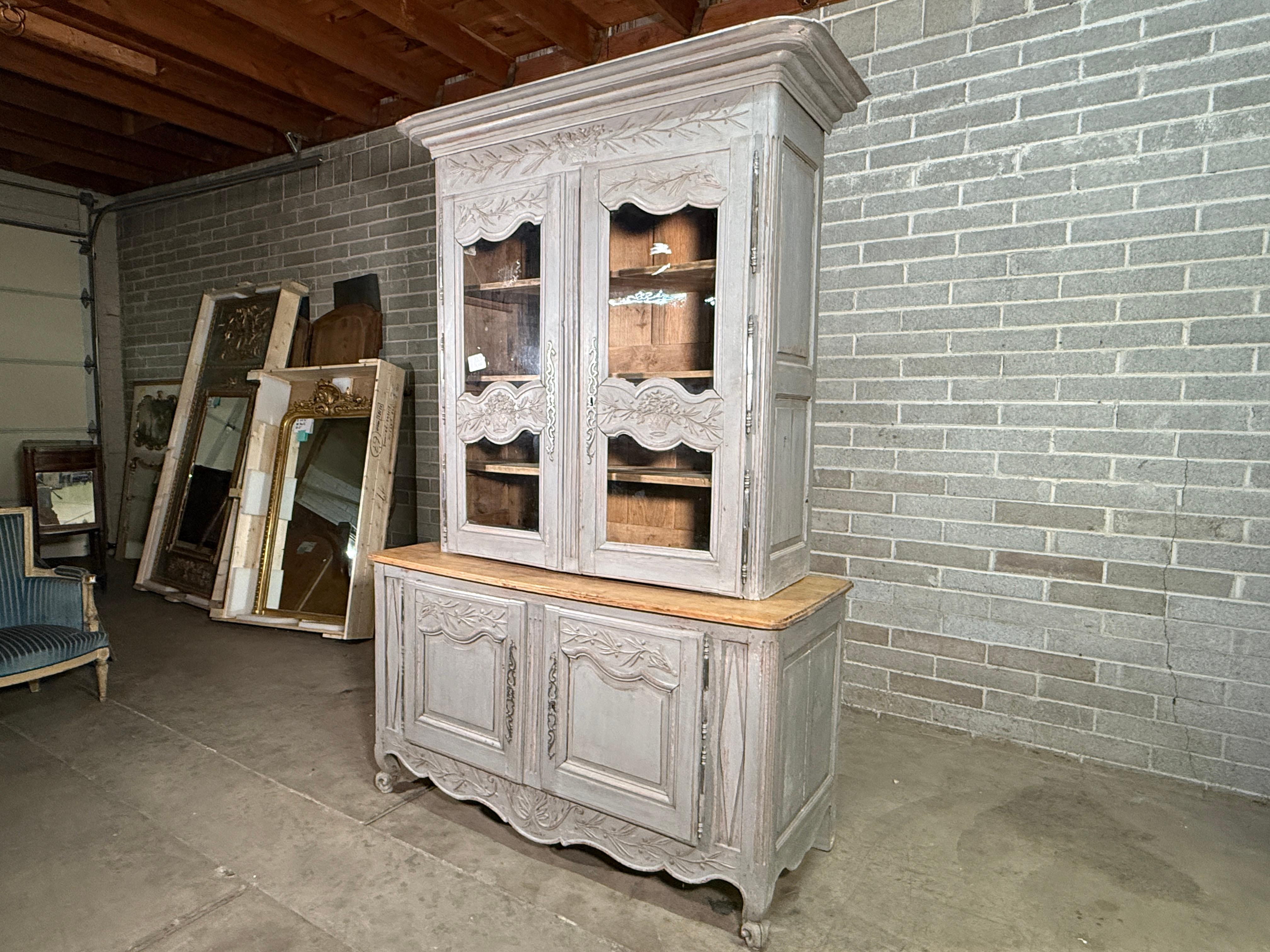 Francese Buffet di porcellana provenzale in stile Luigi XV della fine del XIX secolo in vendita