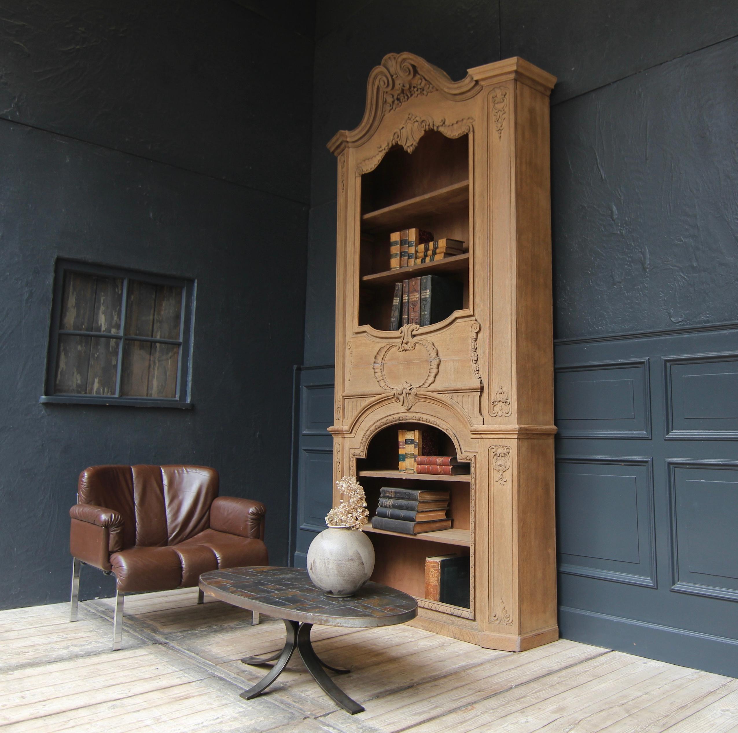 Rara mensola trumeau in stile Luigi XV. Dalla fine del XIX secolo in poi. Rovere massiccio, abilmente intagliato con motivi ornamentali, floreali e rocaille.

In origine il trumeau era solo il nome di un pilastro verticale tra due finestre o porte