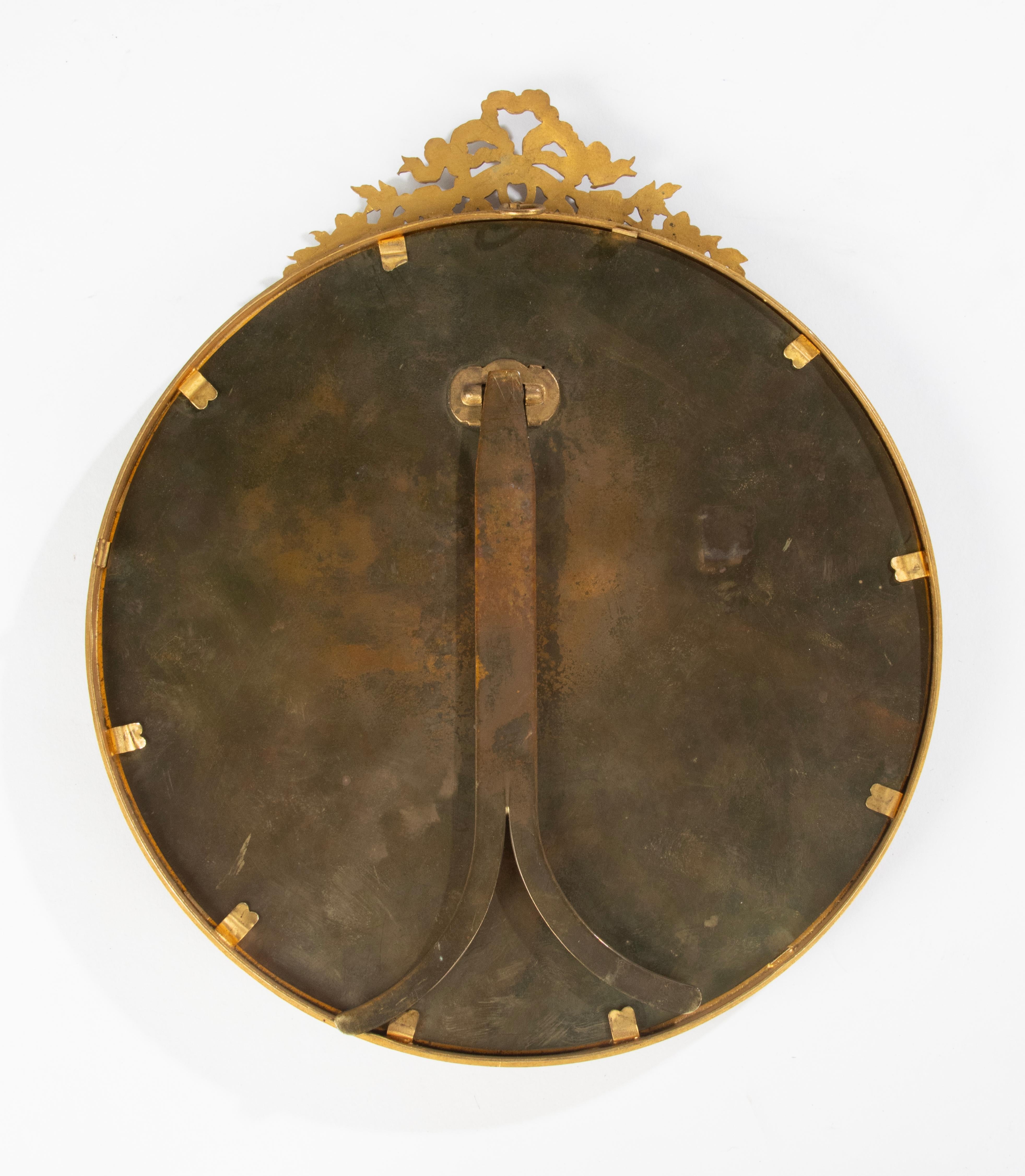 Fin du 19e siècle Cadre rond Louis XVI en bronze doré en vente 10