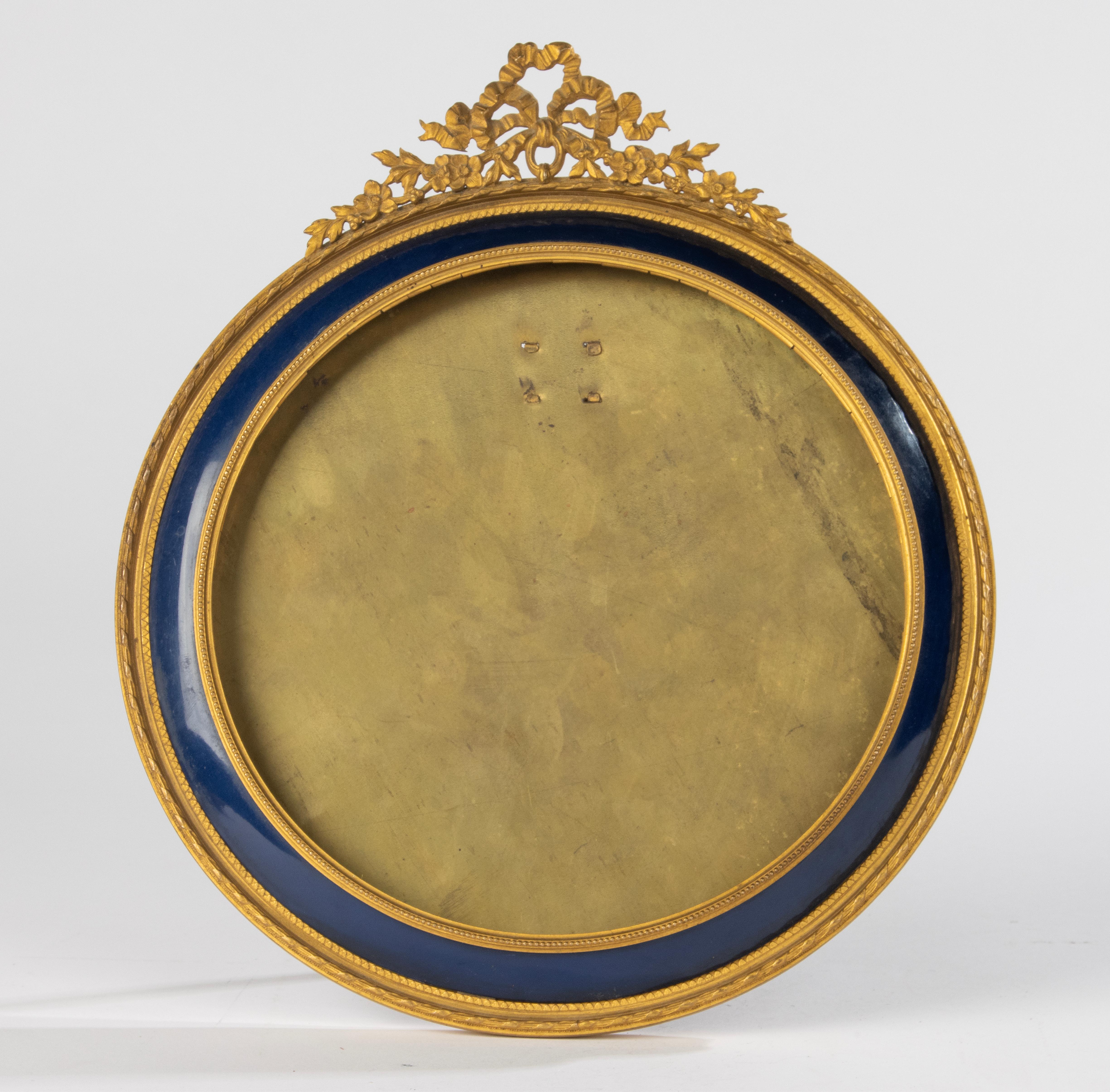 Cadre rond raffiné de style Louis XVI. Orner de guirlandes de fleurs, de rubans et de nœuds. Fabriqué en France vers 1880-1890. Le cadre est en très bon état. Belle couleur. 

Dimensions : 21,5 cm de large et 25 cm de haut : 21,5 cm de large et 25