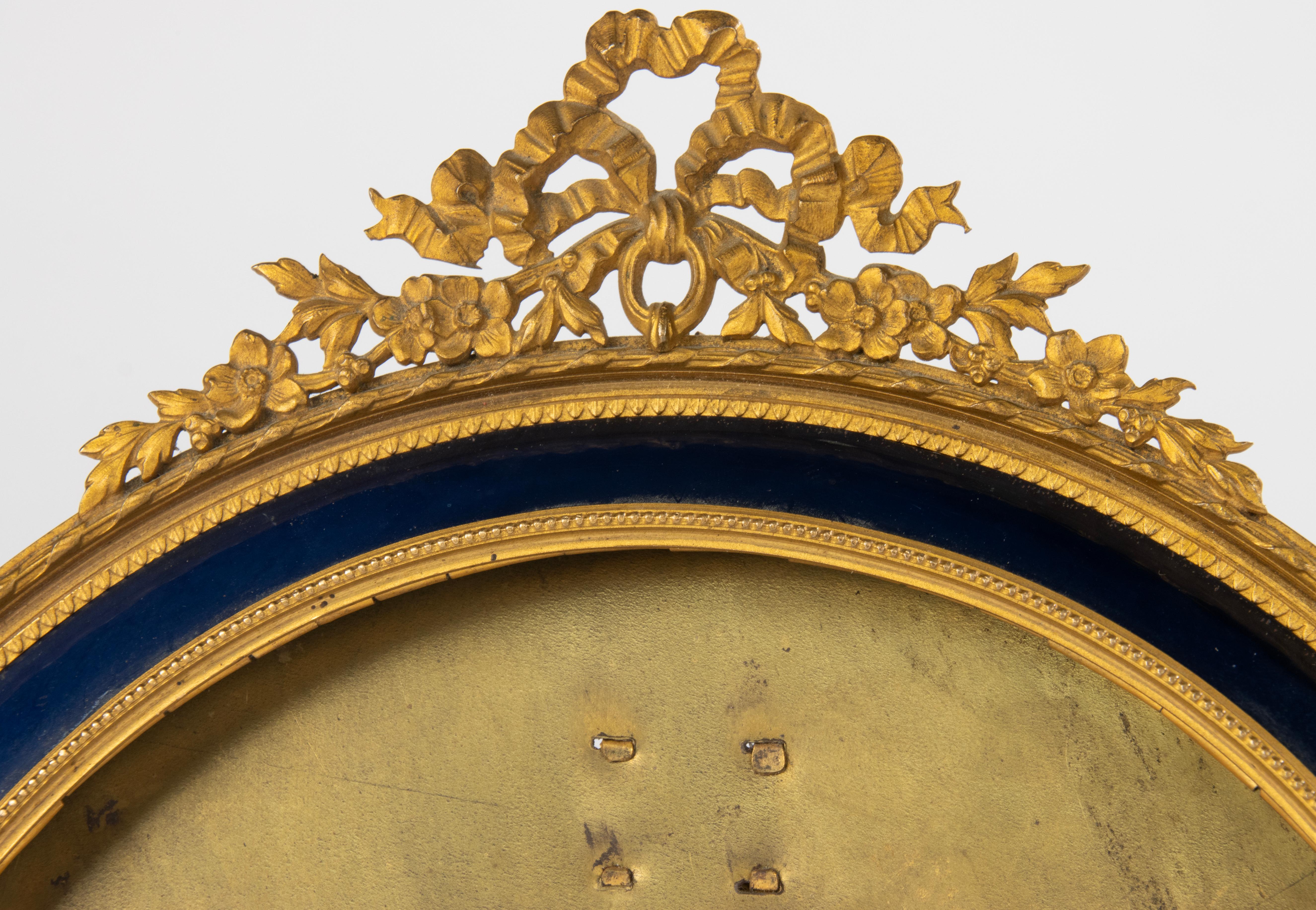 Français Fin du 19e siècle Cadre rond Louis XVI en bronze doré en vente