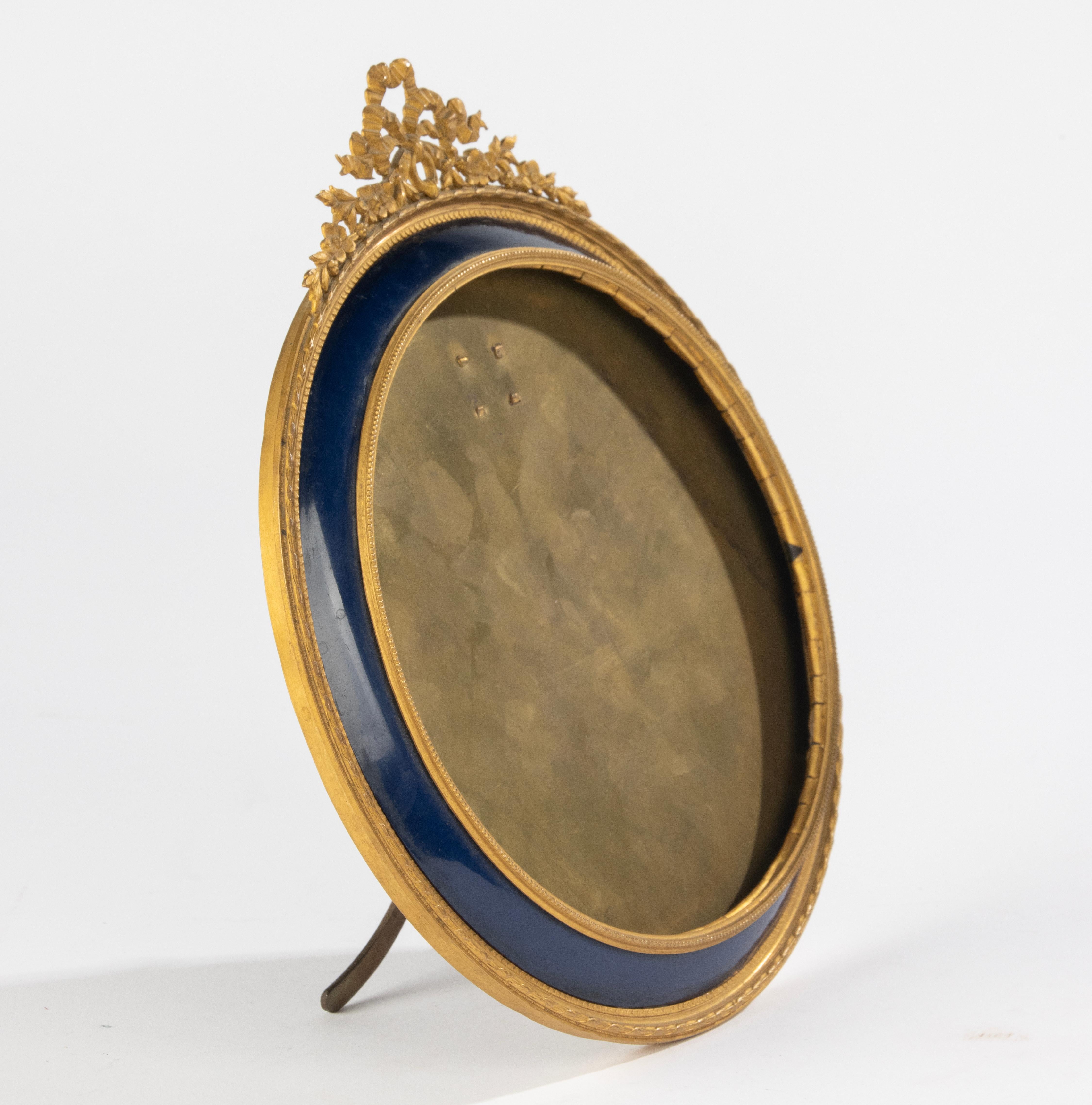 Fin du 19e siècle Cadre rond Louis XVI en bronze doré Bon état - En vente à Casteren, Noord-Brabant