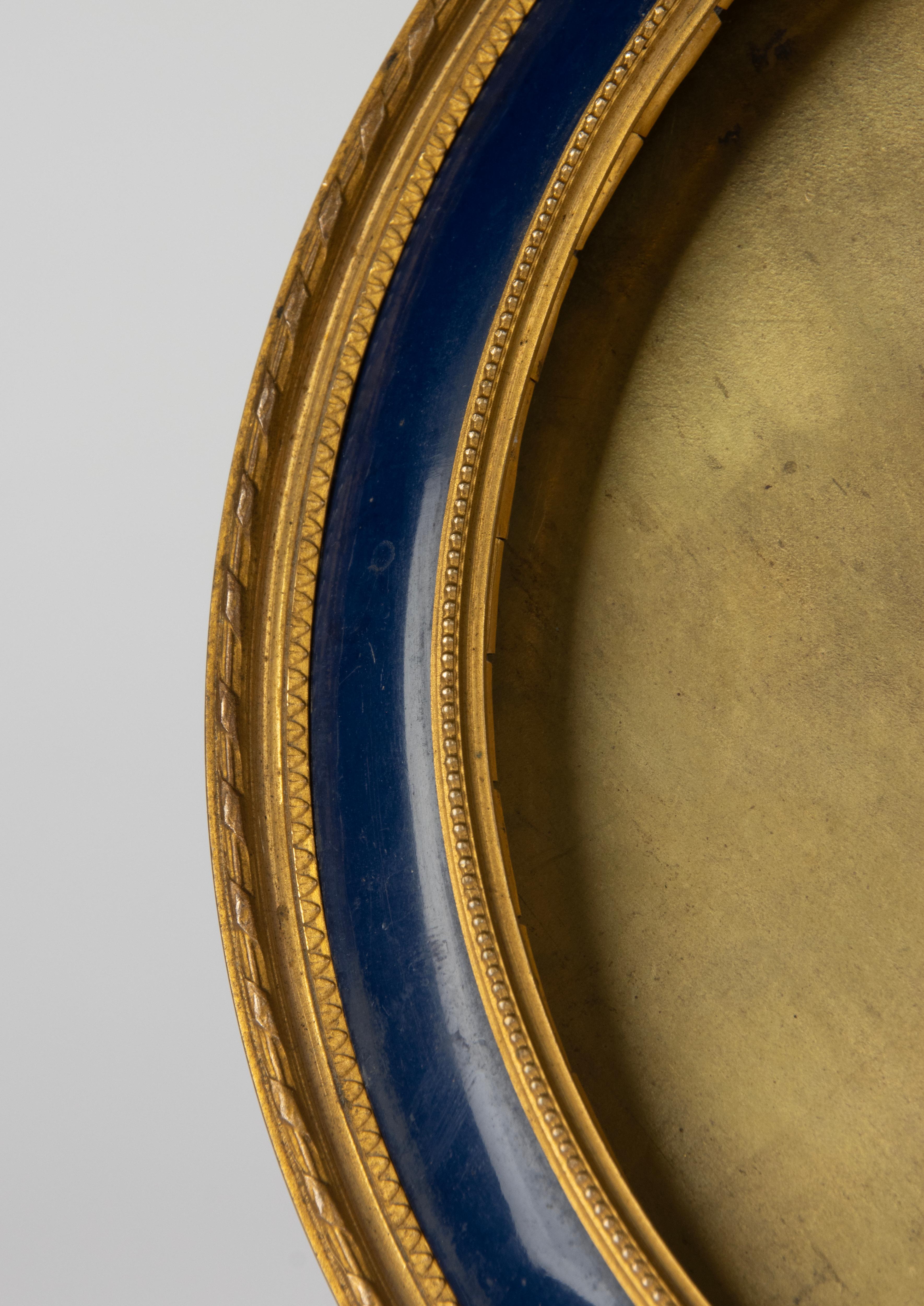 Fin du XIXe siècle Fin du 19e siècle Cadre rond Louis XVI en bronze doré en vente