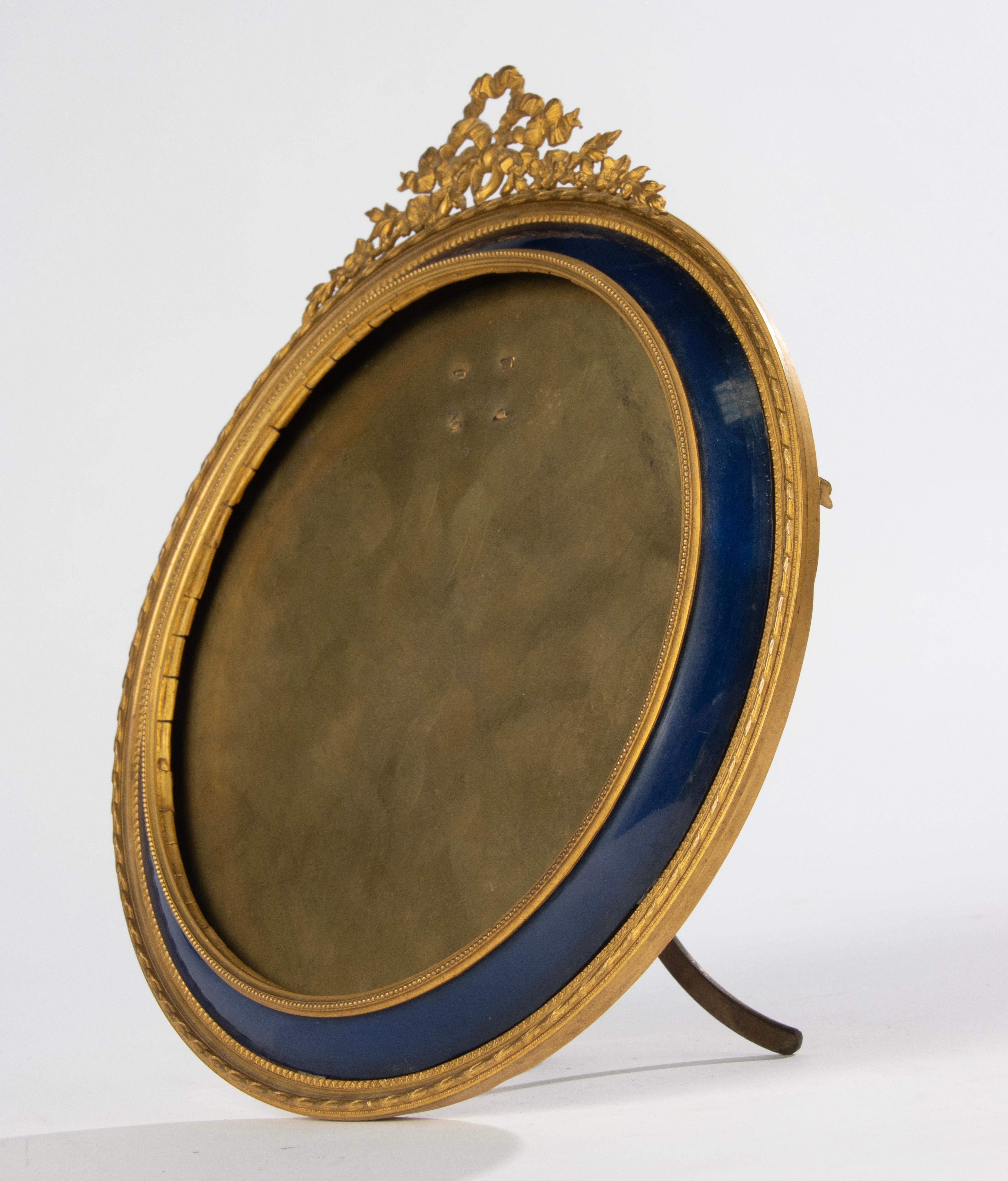Fin du 19e siècle Cadre rond Louis XVI en bronze doré en vente 2