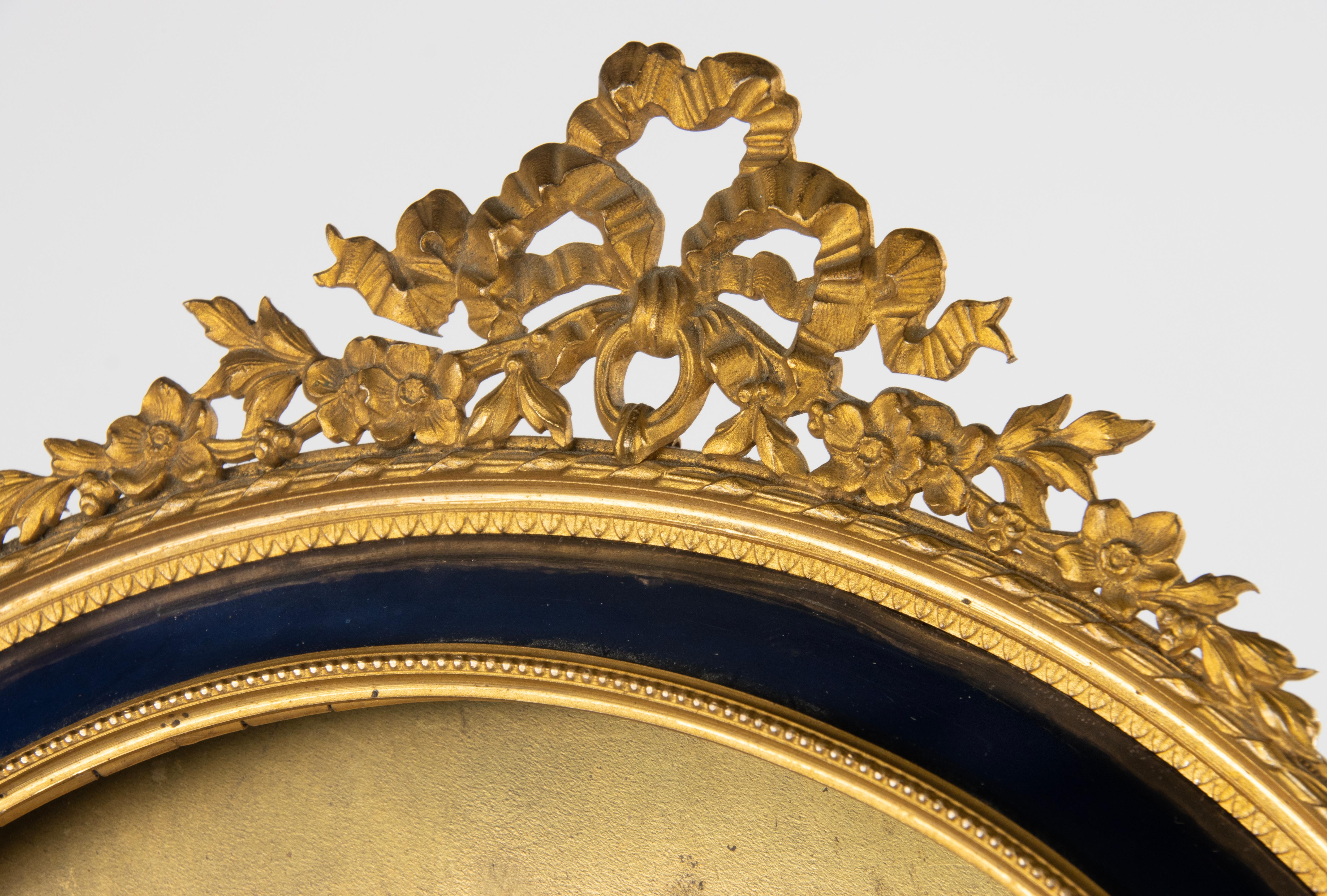 Fin du 19e siècle Cadre rond Louis XVI en bronze doré en vente 3