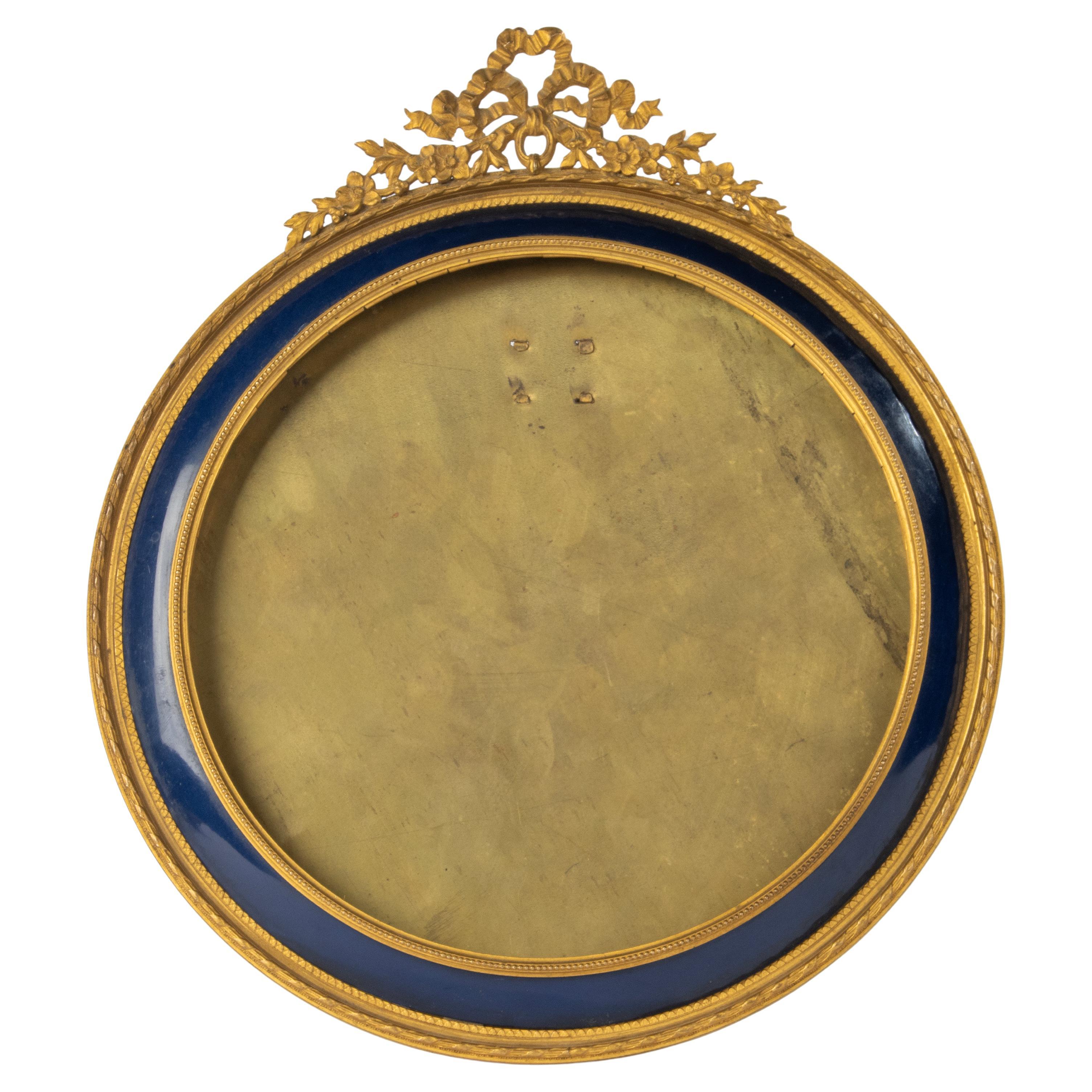 Fin du 19e siècle Cadre rond Louis XVI en bronze doré en vente