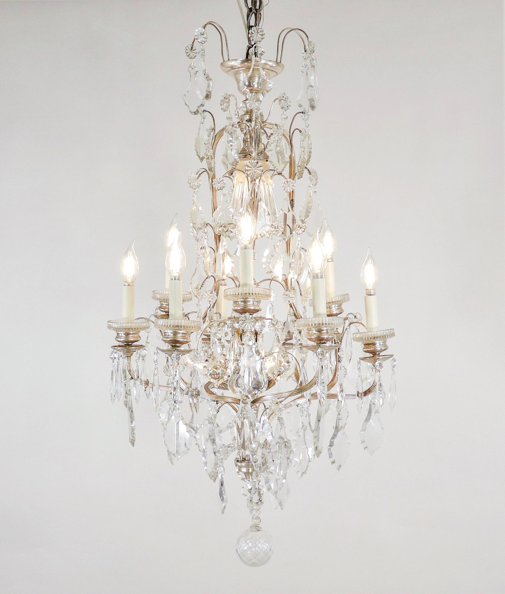 Refinada araña francesa de finales del siglo XIX, de estilo renacimiento Luis XVI, de latón niquelado y cristal tallado a mano. Esta elegante luminaria ejemplifica la estética neoclásica del estilo Luis XVI -graciosa simetría, refinado ornamento y