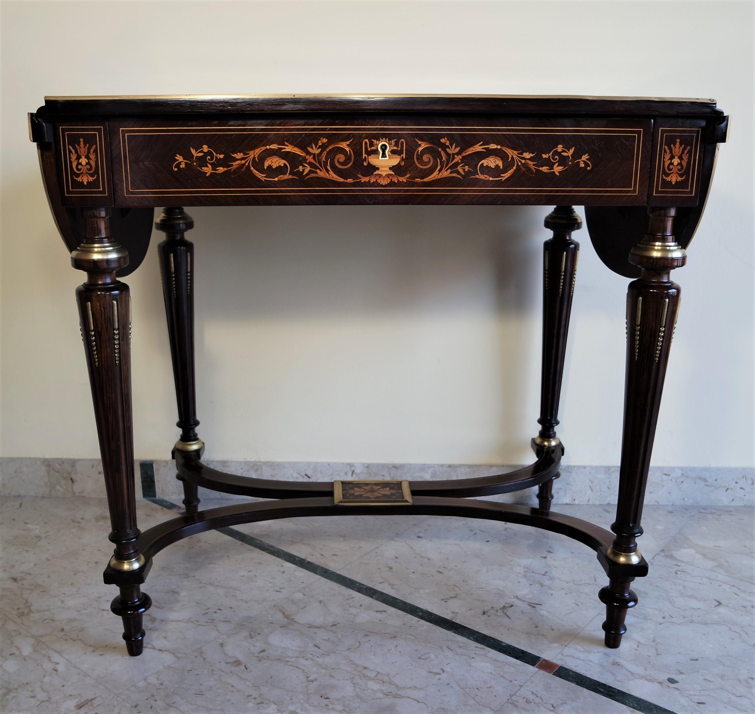 Elegant and inlaid table from late 19th century.
French, in rosewood with precious inlays, typical of Louis XVI style.
In perfect conditions.
Restored and finished with shellac.