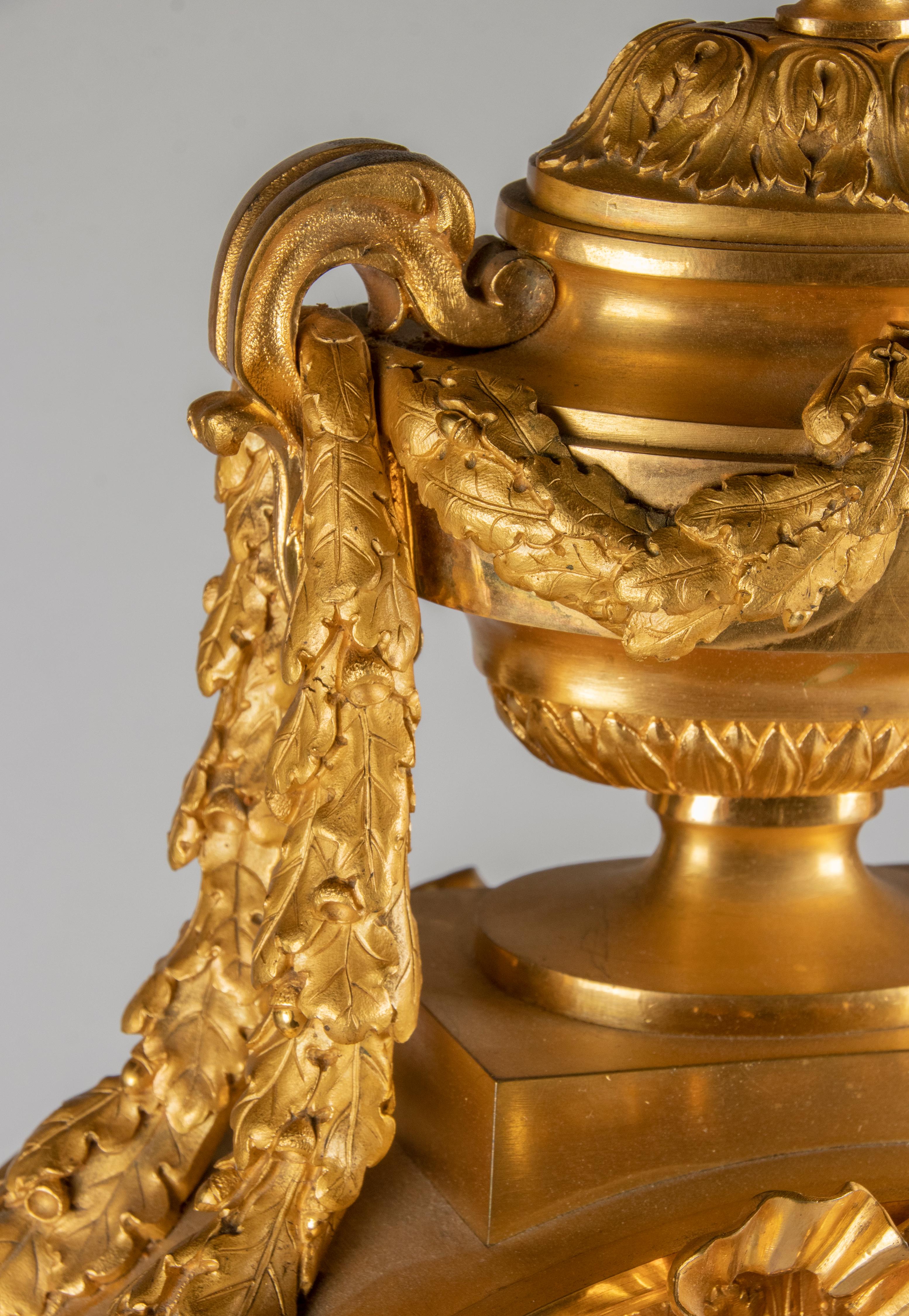 Kaminuhr aus Bronze und Goldbronze im Louis-XVI.-Stil des späten 19. Jahrhunderts von Charpentier im Angebot 4