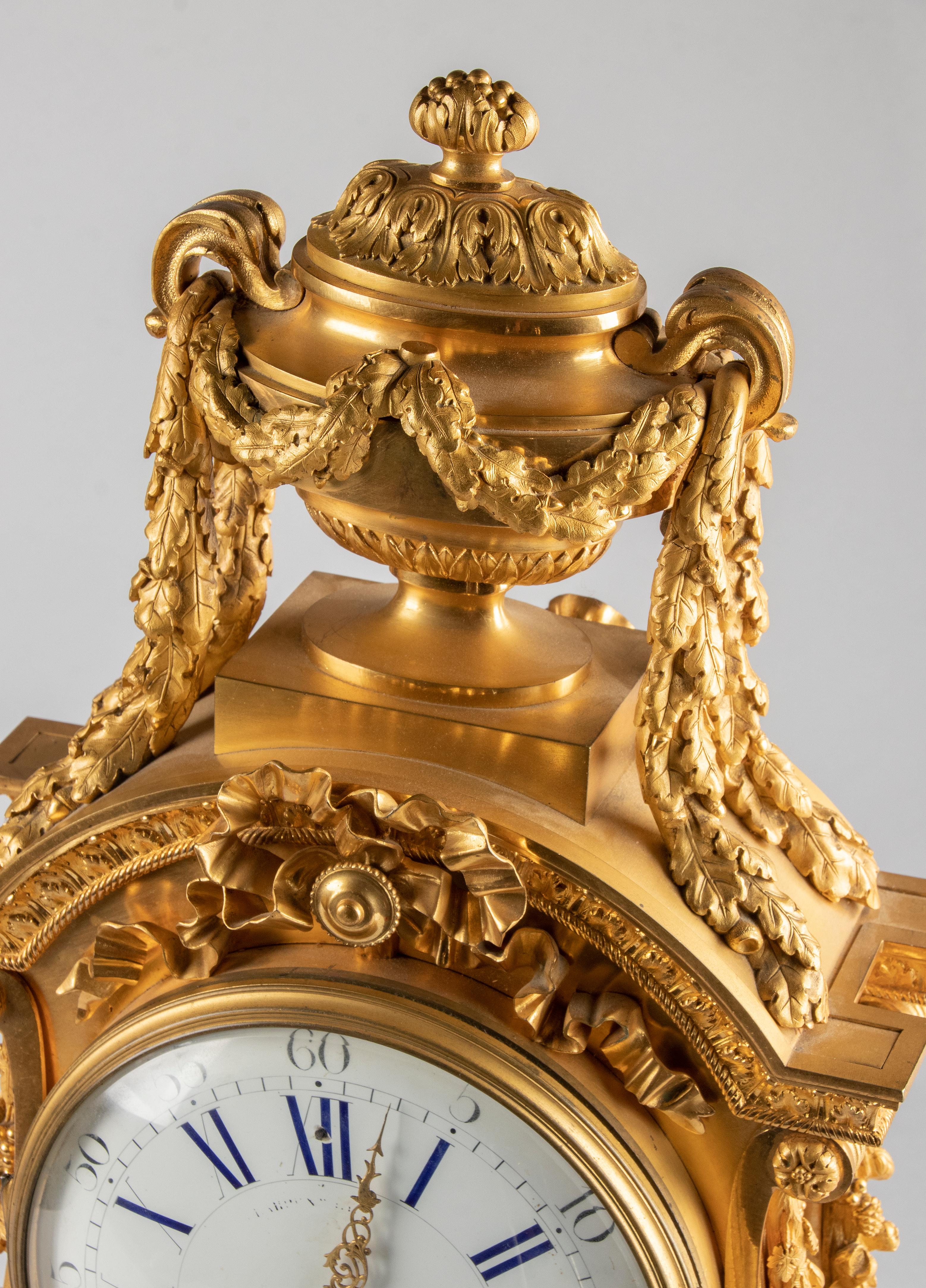 Kaminuhr aus Bronze und Goldbronze im Louis-XVI.-Stil des späten 19. Jahrhunderts von Charpentier im Angebot 6