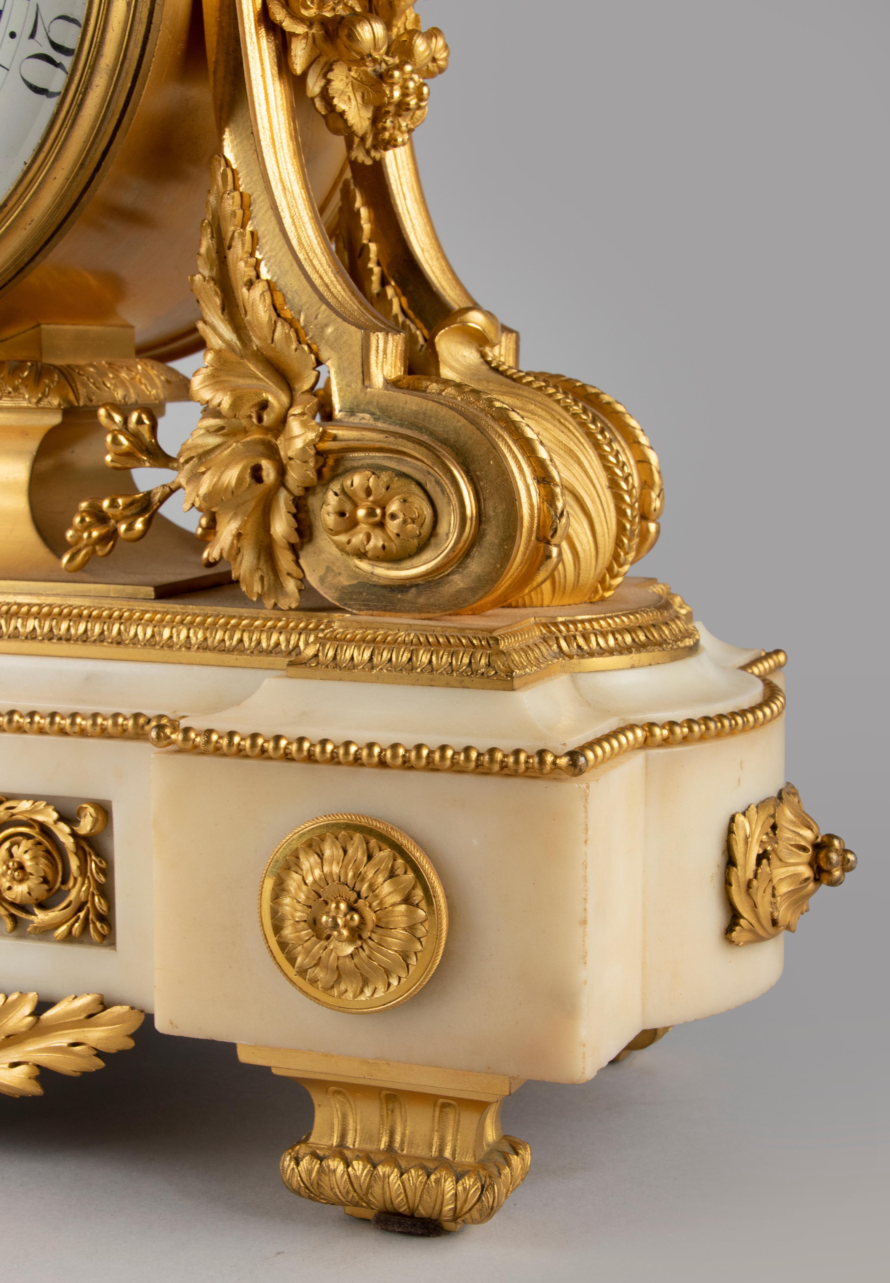 Kaminuhr aus Bronze und Goldbronze im Louis-XVI.-Stil des späten 19. Jahrhunderts von Charpentier im Angebot 8