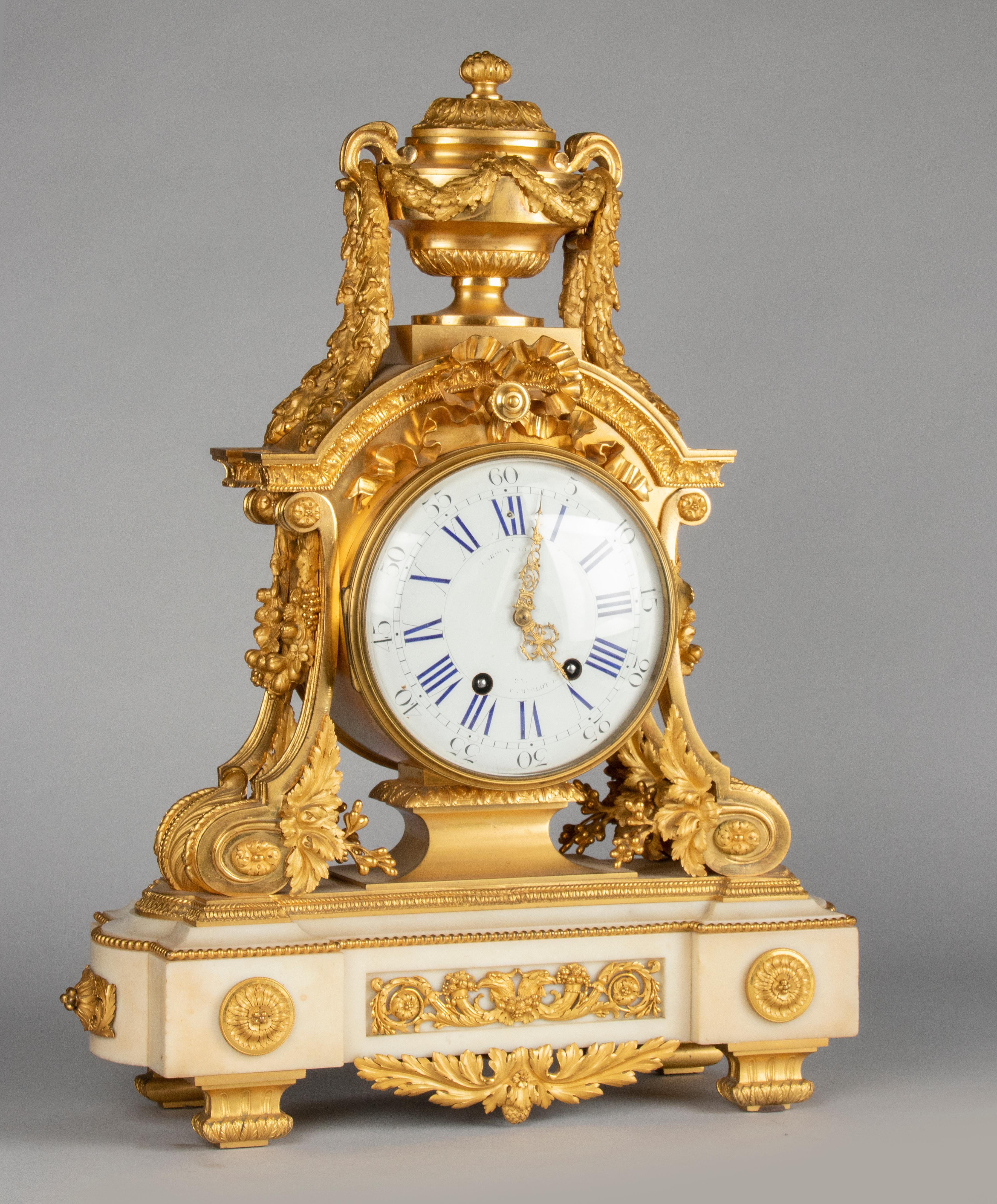Kaminuhr aus Bronze und Goldbronze im Louis-XVI.-Stil des späten 19. Jahrhunderts von Charpentier (Louis XVI.) im Angebot