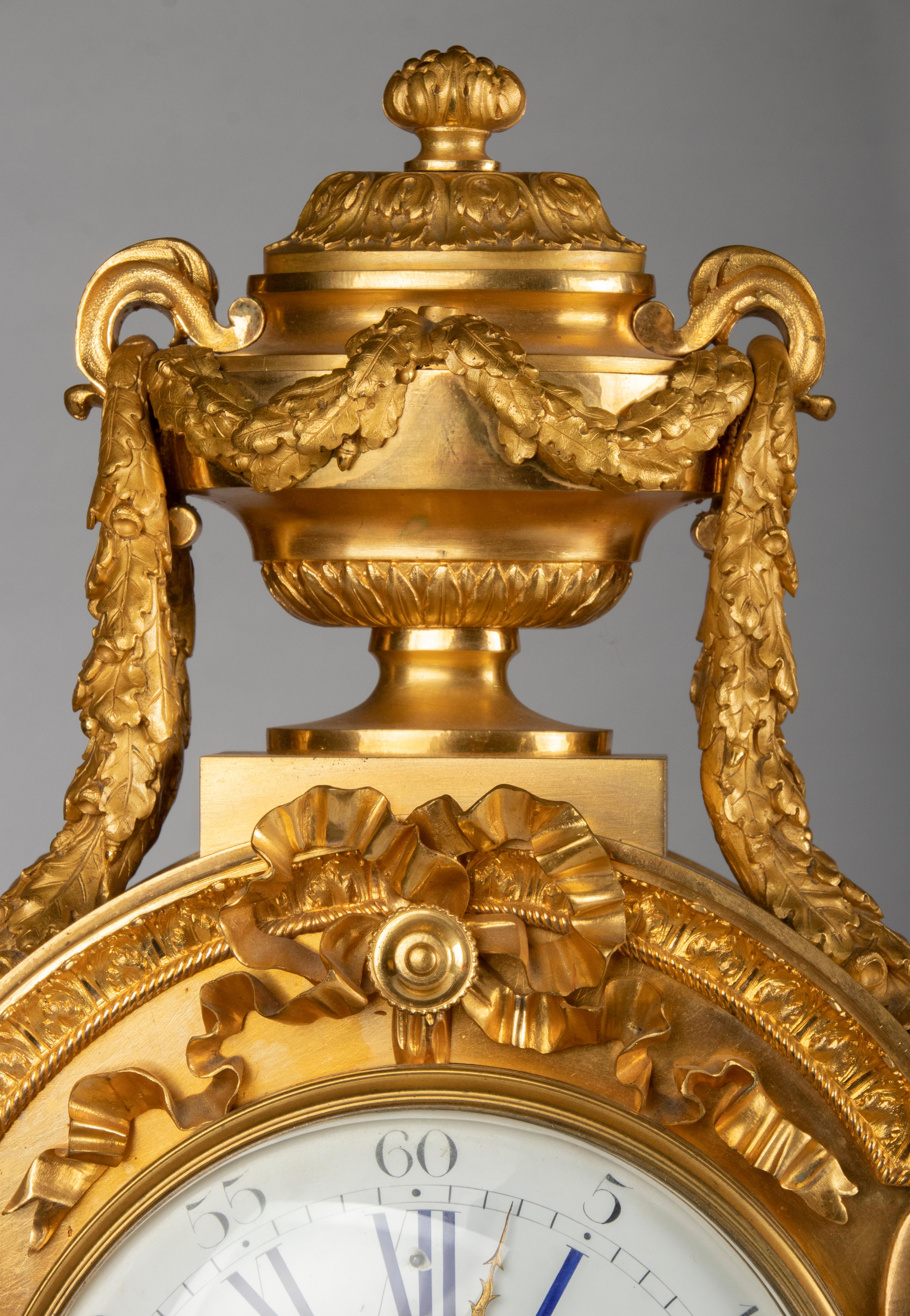 Kaminuhr aus Bronze und Goldbronze im Louis-XVI.-Stil des späten 19. Jahrhunderts von Charpentier (Französisch) im Angebot