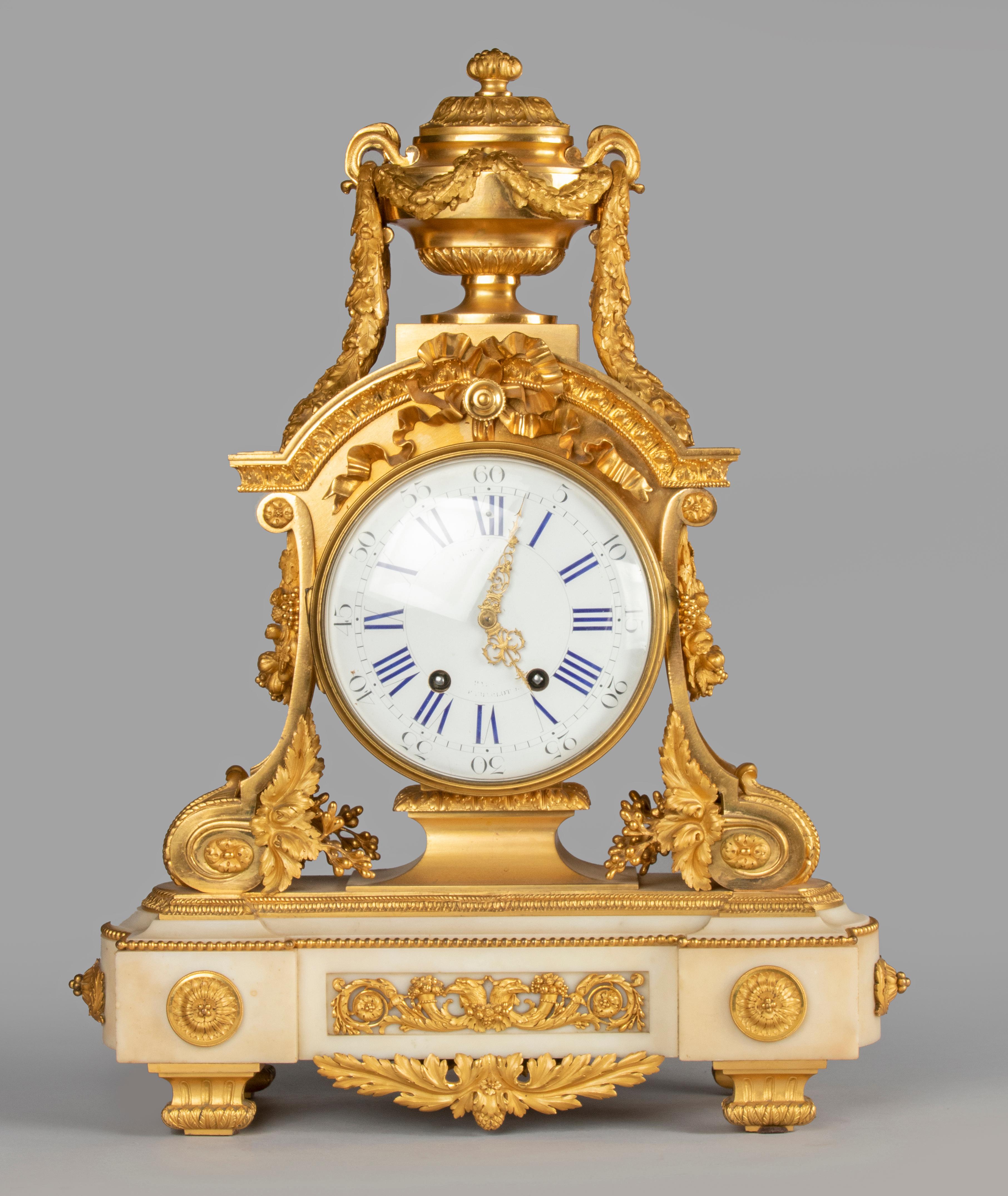 Late 19th Century Louis XVI Style Bronze Ormolu Mantel Clock by Charpentier In Good Condition For Sale In Casteren, Noord-Brabant