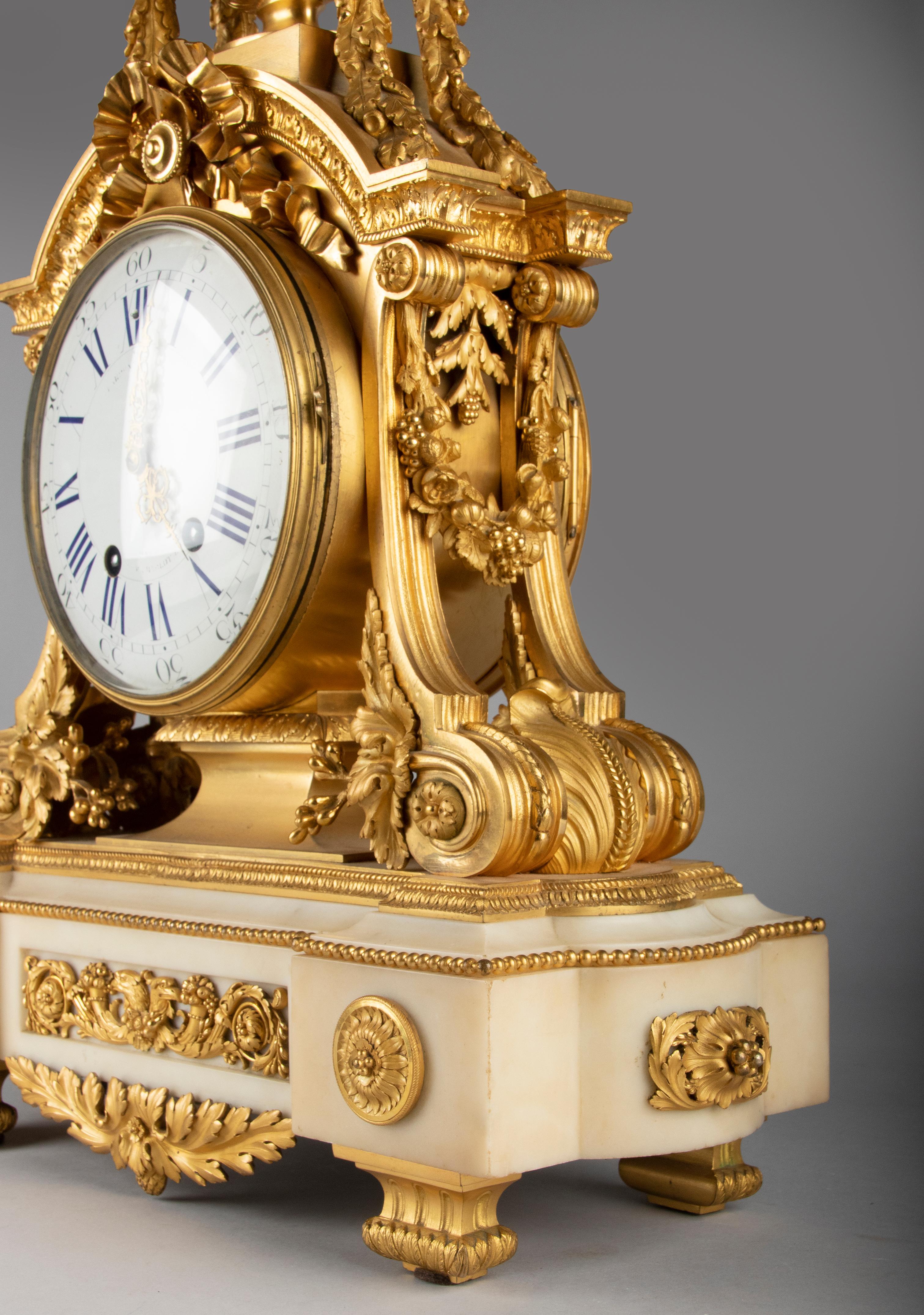 Kaminuhr aus Bronze und Goldbronze im Louis-XVI.-Stil des späten 19. Jahrhunderts von Charpentier im Angebot 2