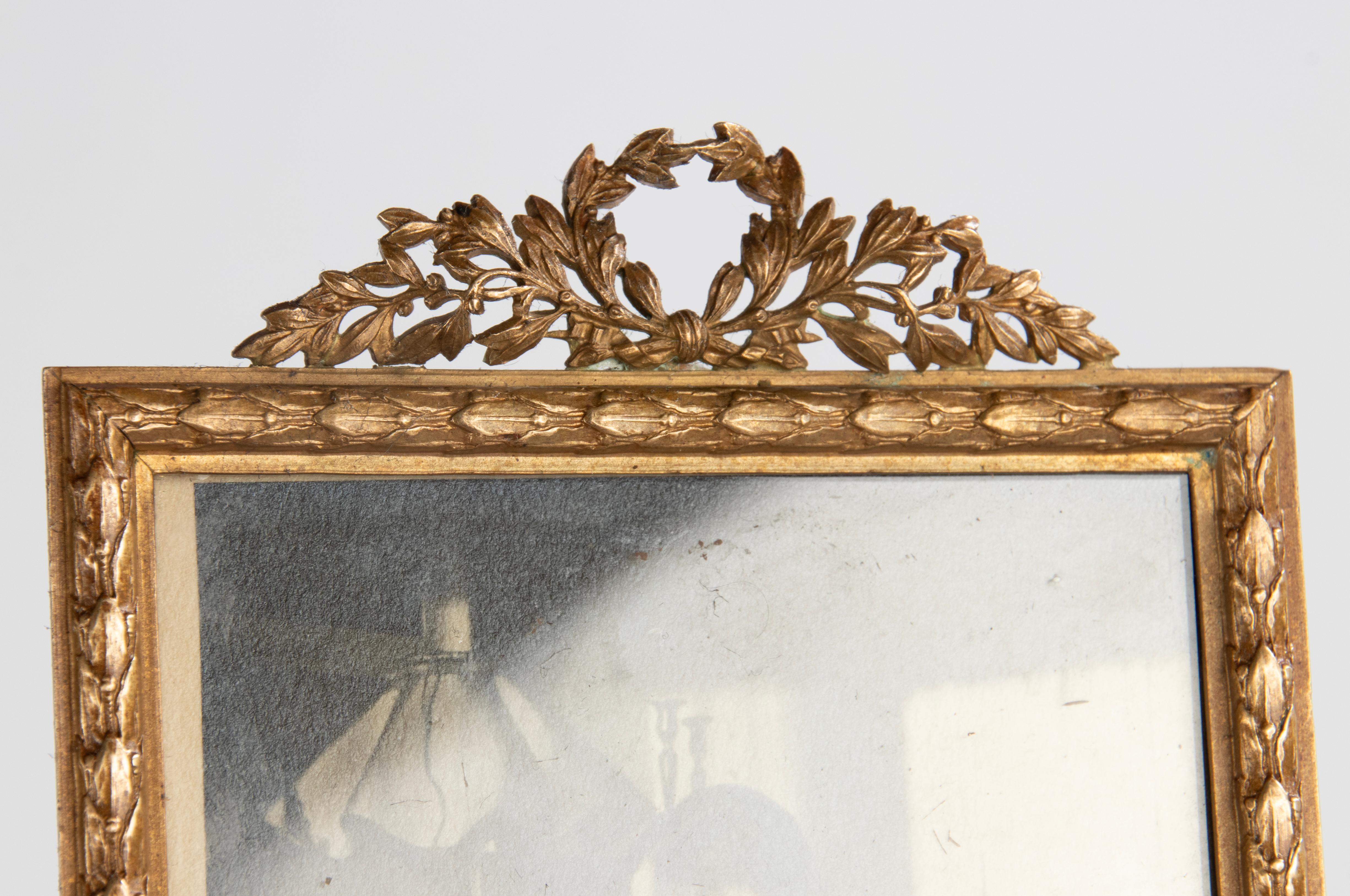 Français Cadre en bronze de style Louis XVI de la fin du 19e siècle en vente