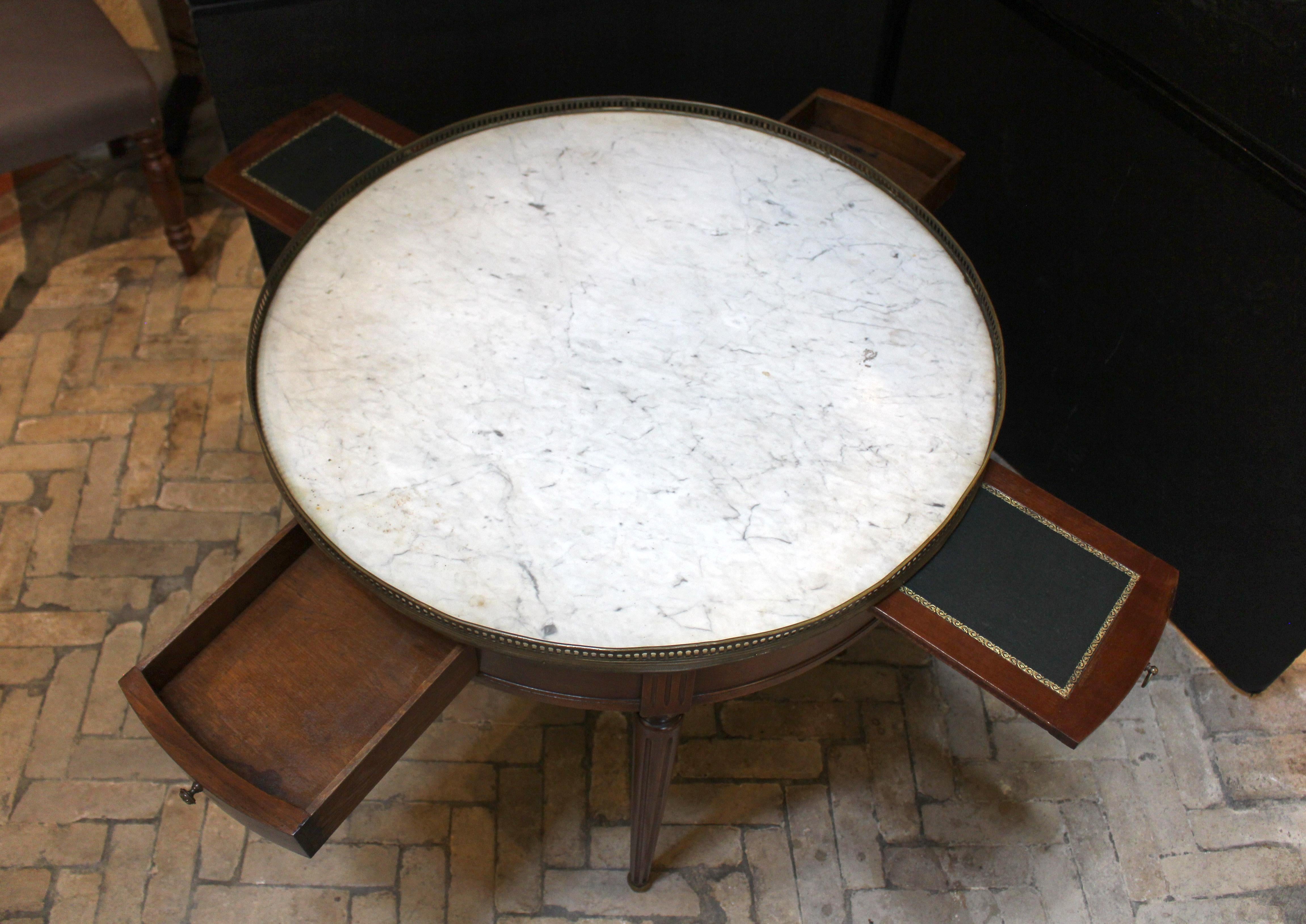Mesa Bouillotte francesa con tapa de mármol estilo Luis XVI de finales del siglo XIX Francés en venta