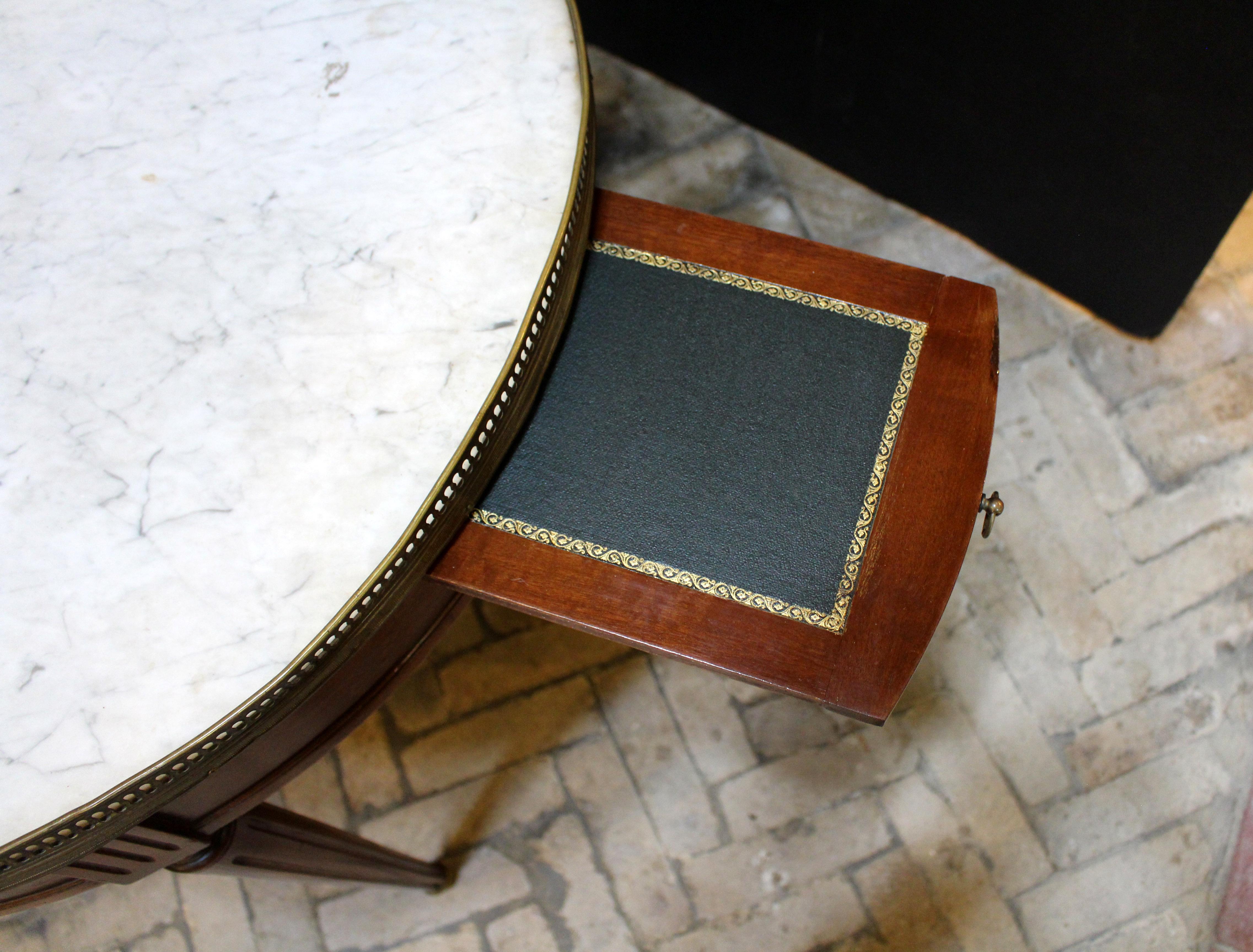 Mesa Bouillotte francesa con tapa de mármol estilo Luis XVI de finales del siglo XIX en Bueno estado para la venta en Chapel Hill, NC